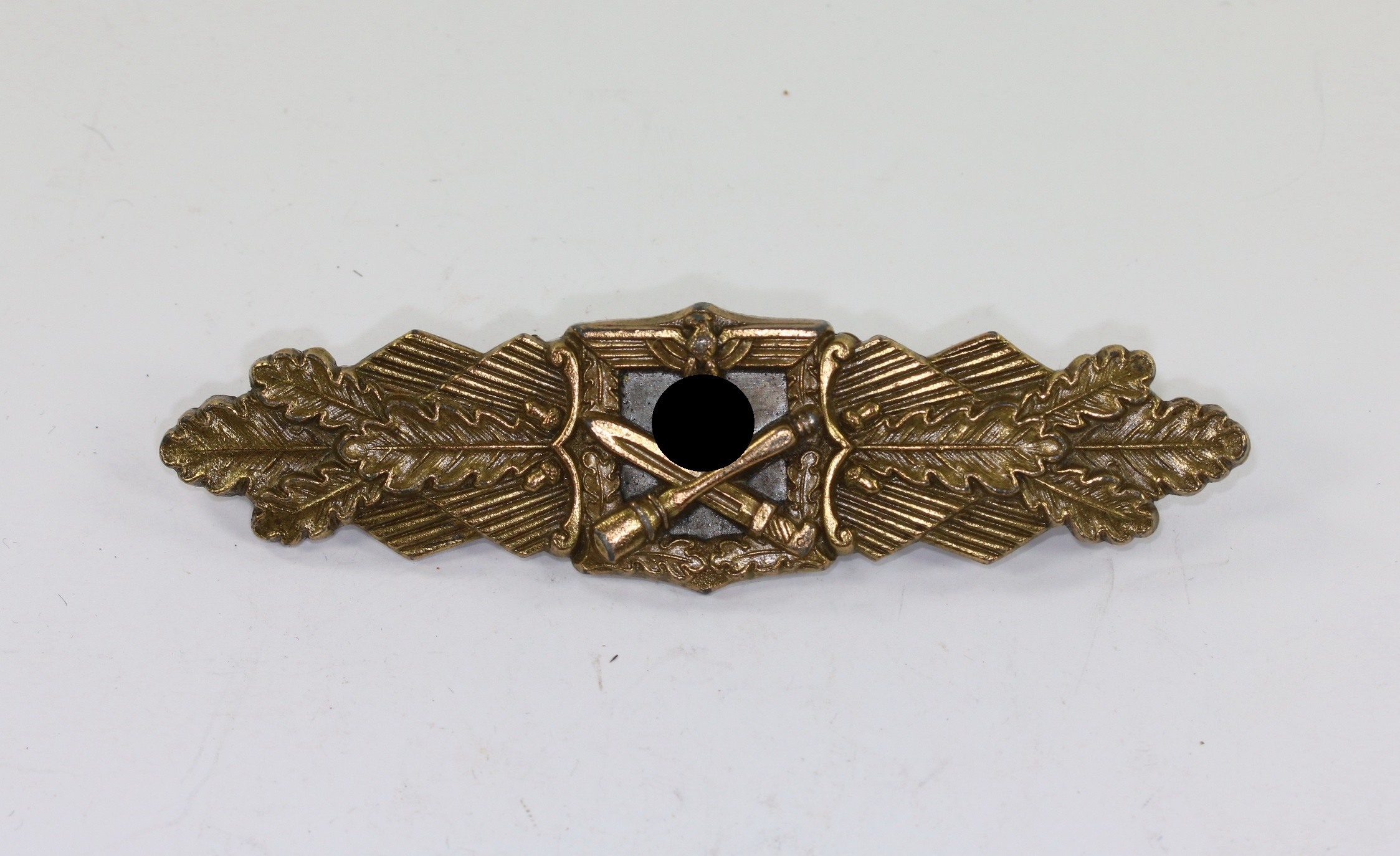 Bronze Close Combat Clasp. Maker C.E. Juncker (Full E). Belongings Obergefreiter Rupert Koller, Infanterie Regiment 386. – Bild 1
