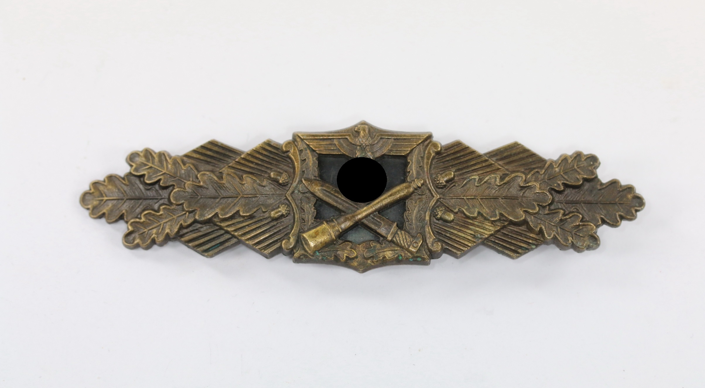 nahkampfspange_in_bronze_hst Bronze Close Combat Clasp. Maker JFS. – Bild 1