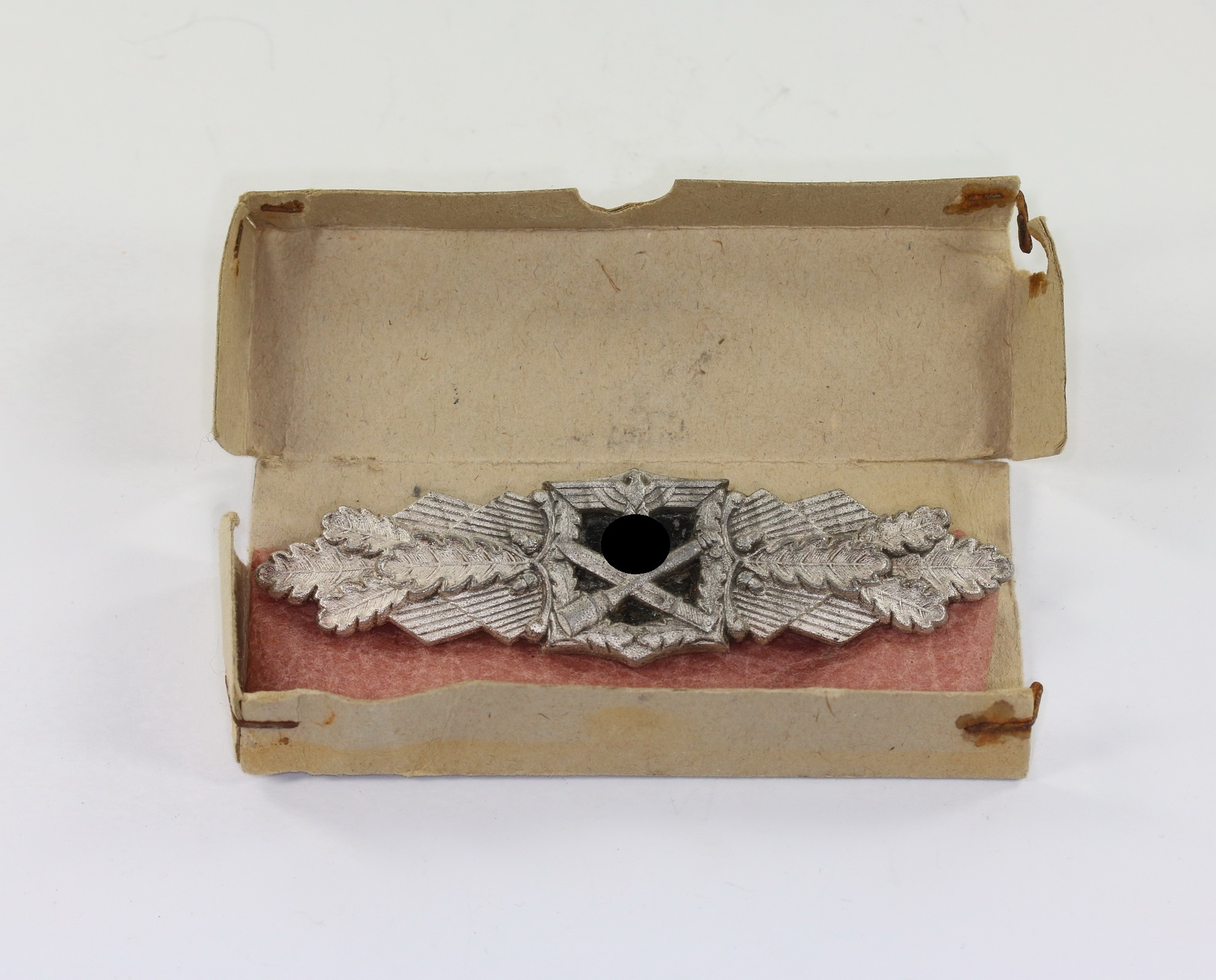 nahkampfspange_in_silber_hersteller_gwl_in_verleihungsschachtel_nahkampfspange_versilbert_1__1 Nahkampfspange in Silber, Hst. GWL, in Verleihungsschachtel "Nahkampfspange versilbert" – Bild 1