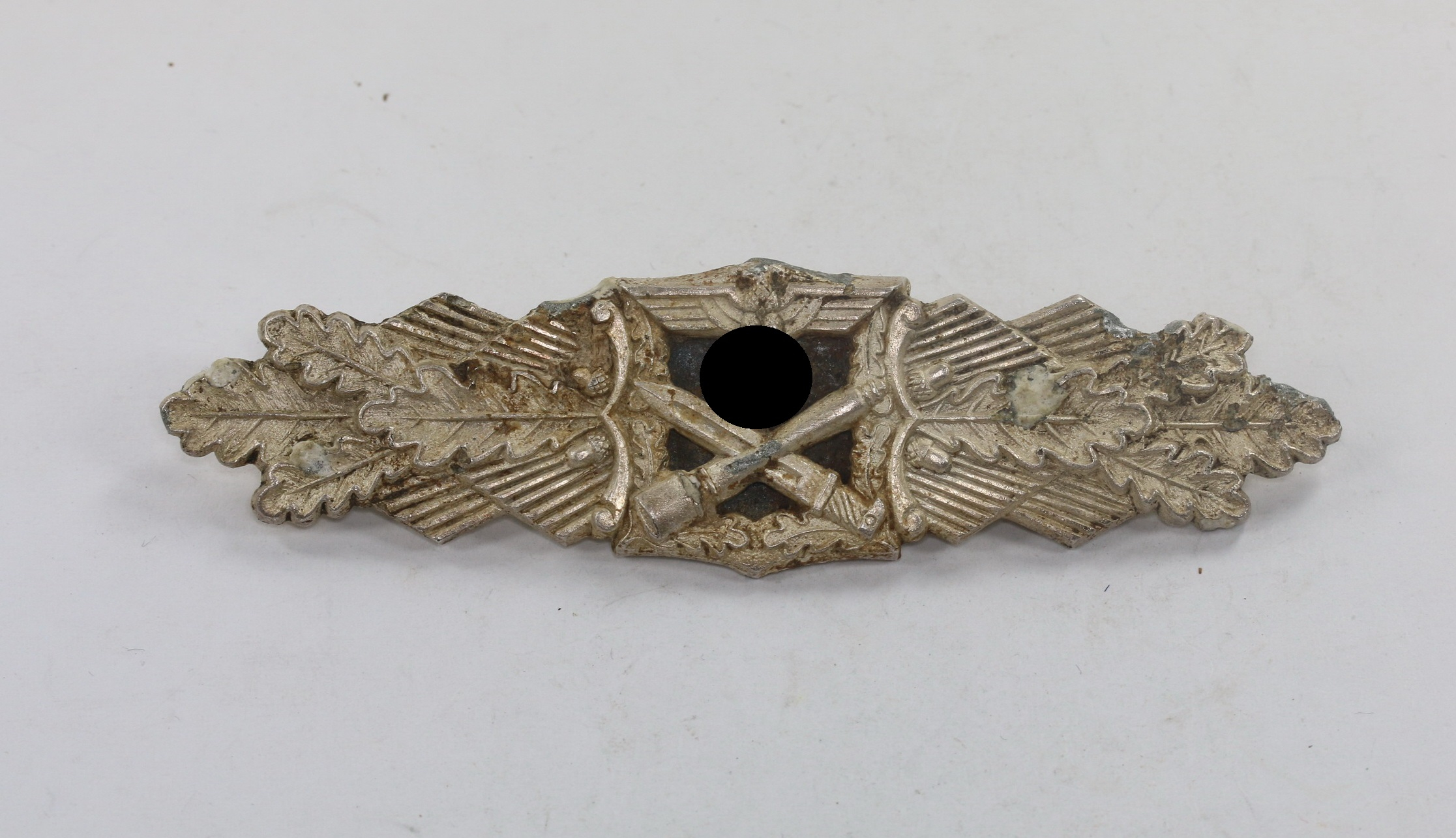 nahkampfspange_in_silber_hst Nahkampfspange in Silber, Hst. A.G.M.u.K. Gablonz (Arbeitsgemeinschaft Metalle und Kunststoffe) – Bild 1