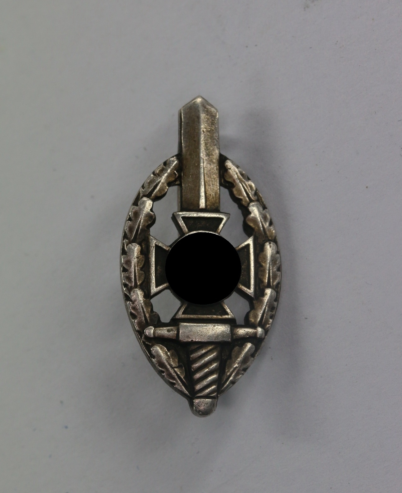 nationalsozialistische_kriegsopferversorgung_nskov_mitgliedsabzeichen_hst National Socialist War Victims Care Service (NSKOV), Membership Badge. Maker RZM M1 52 – Bild 1