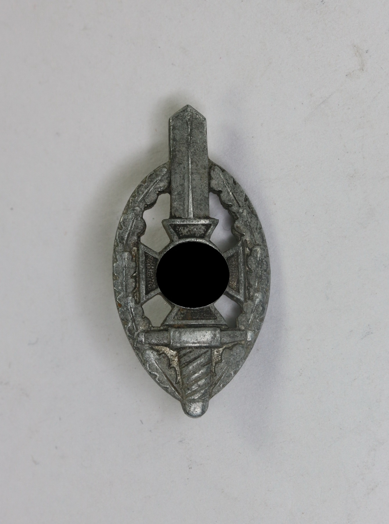 nationalsozialistische_kriegsopferversorgung_nskov_mitgliedsabzeichen_hst National Socialist War Victims Care Service (NSKOV), Membership Badge. Maker RZM M1 52 – Bild 1