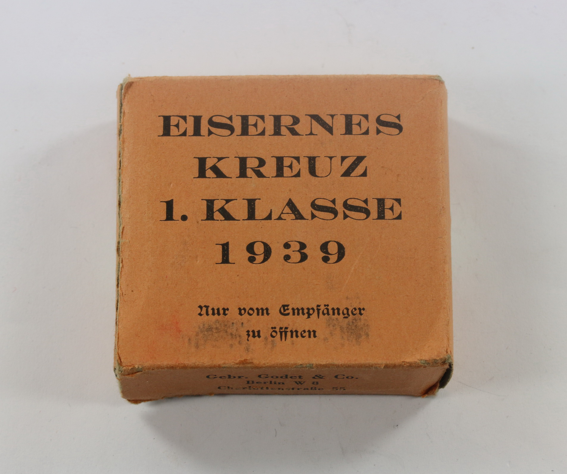  Oranger (!) Umkarton Eisernes Kreuz 1. Klasse 1939, Gebr. Godet & Co. Berlin W8 Charlottenstr. 55 (!) – Bild 1