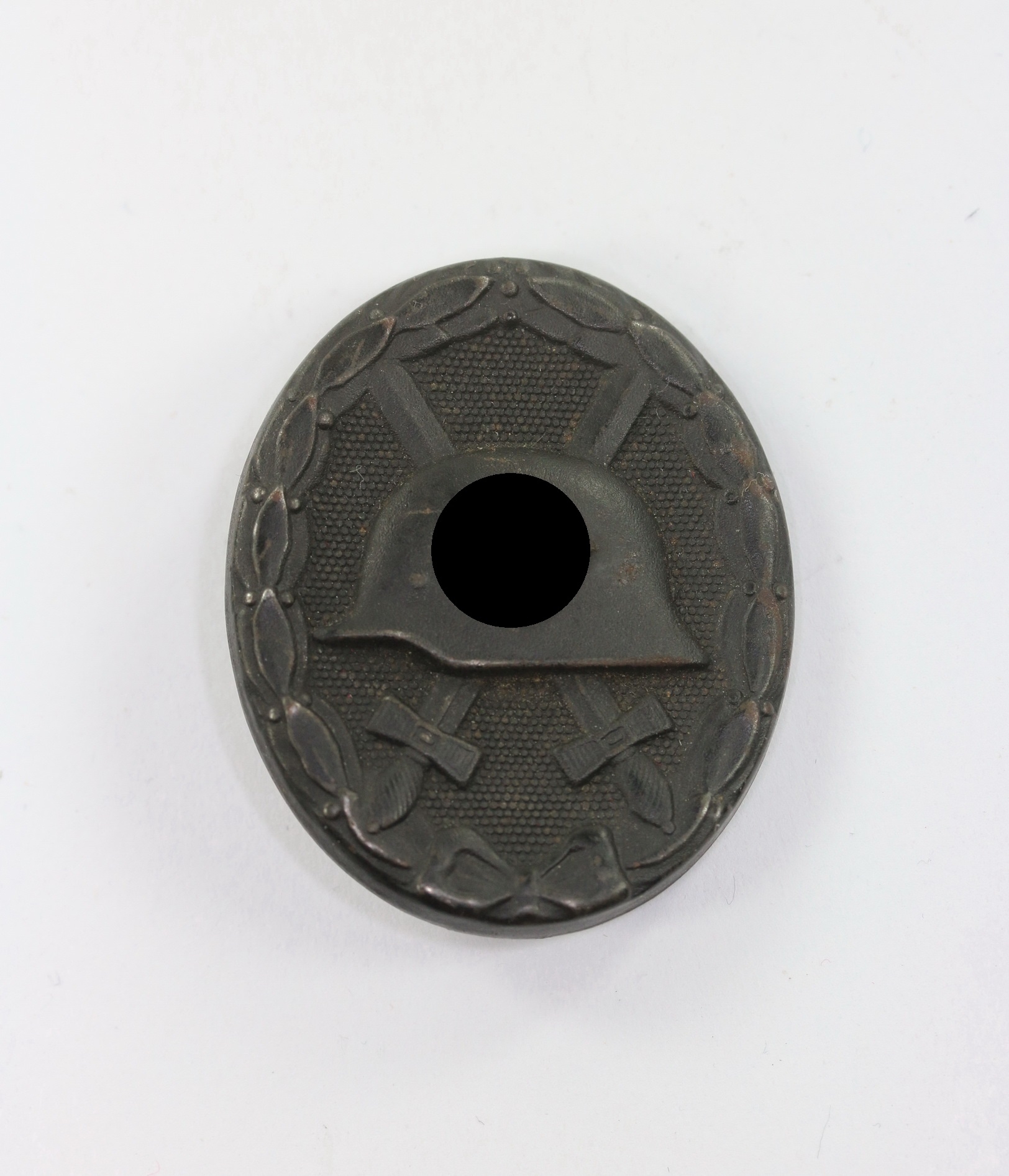 Verwundetenabzeichen in Schwarz, Hst. 4 (im Helm) – Bild 1