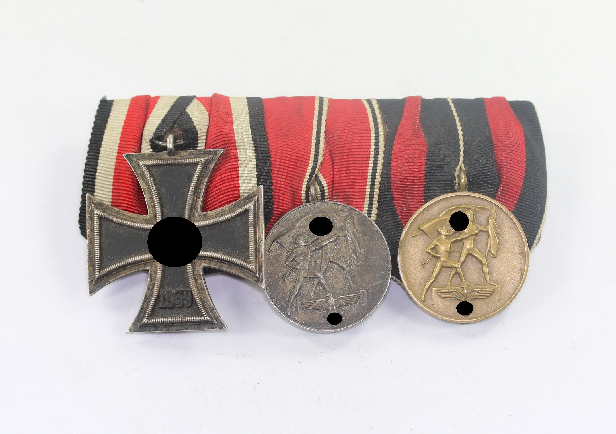 Ordensschnalle 3 X, Eisernes Kreuz 2. Kl. 1939, 2 x Anschlußmedaille – Bild 1