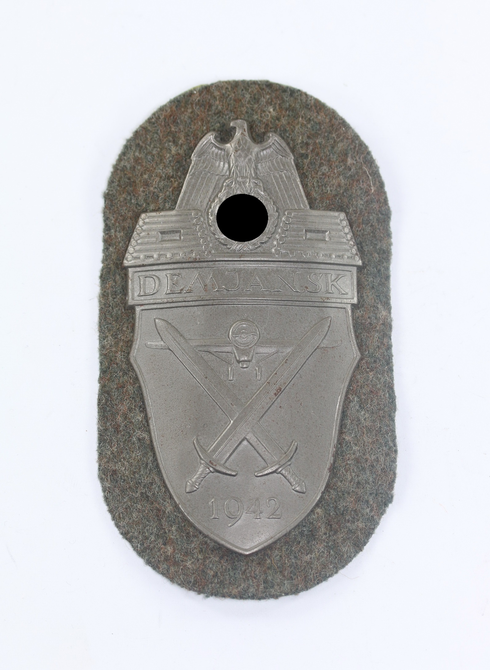 original_demjanskschild_auf_heeresstoff_typ_4 Demjansk Shield on Army Cloth. Type 4.5 (Iron) – Bild 1