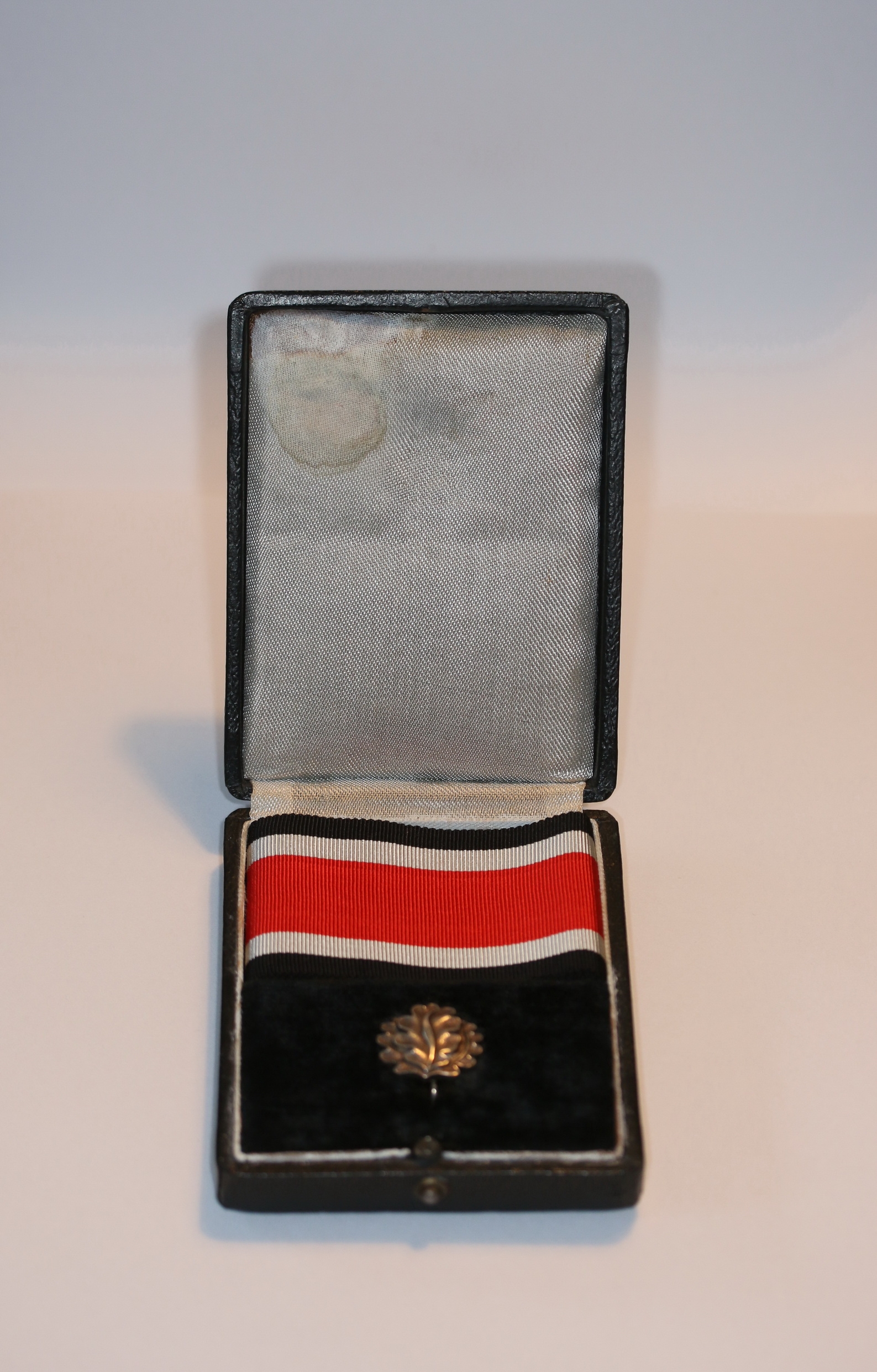 original_eichenlaub_zum_ritterkreuz_des_eisernen_kreuzes_hst Eichenlaub zum Ritterkreuz des Eisernen Kreuzes, Hst. 21 900, im Etui – Bild 1