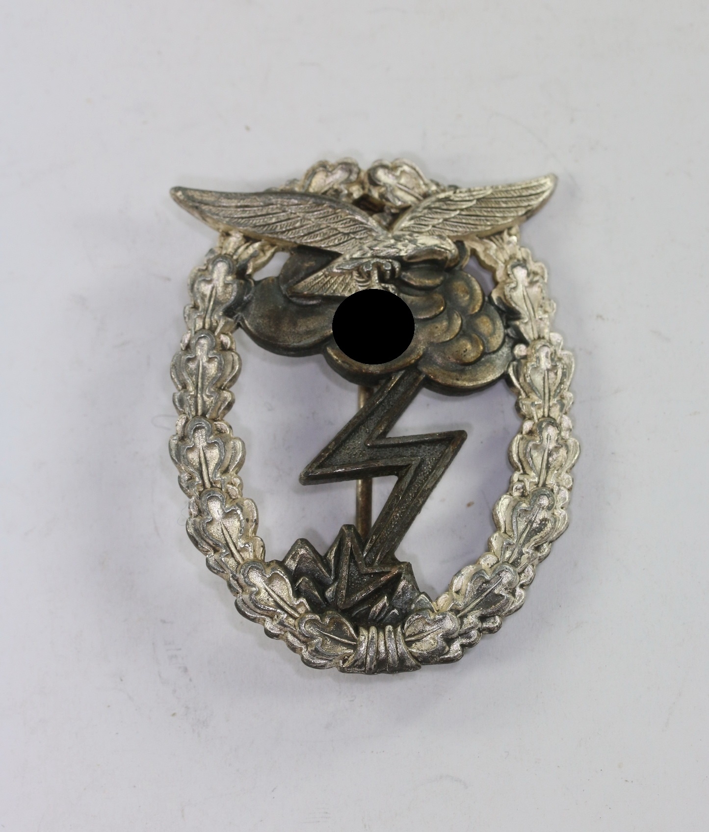 original_erdkampfabzeichen_der_luftwaffe_hst_osang_einteilig_zink_1__1 Luftwaffe Ground Assault Badge. Maker Osang, One Piece. – Bild 1