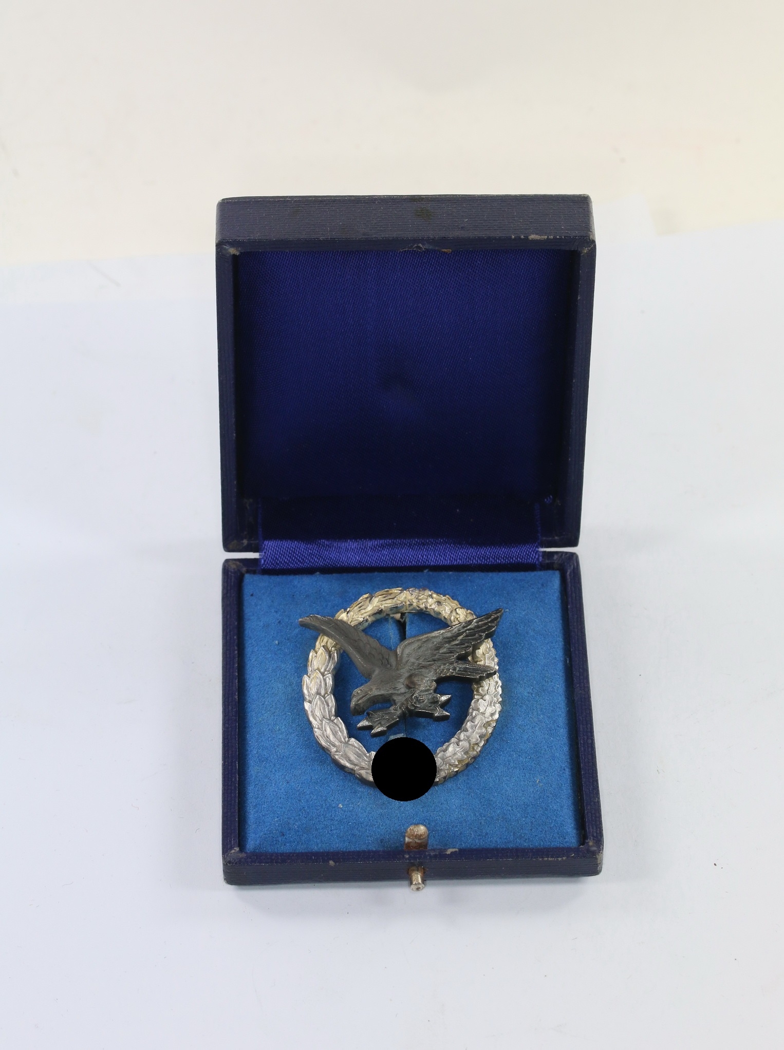 Fliegerschützenabzeichen der Luftwaffe mit Blitzbündel, Hst. W. Deumer Lüdenscheid, im Etui – Bild 1