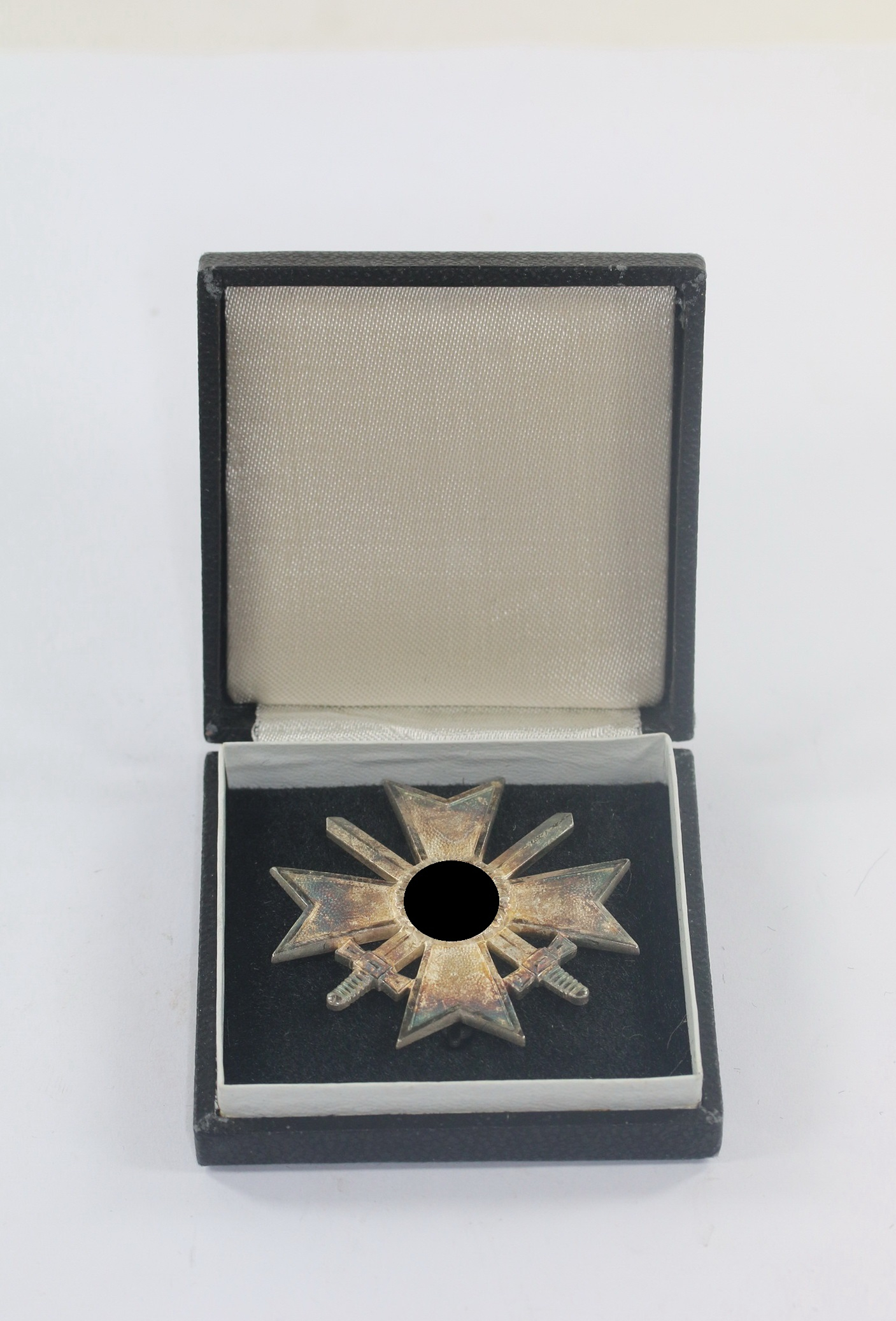 original_kriegsverdienstkreuz_1 Kriegsverdienstkreuz 1. Klasse mit Schwertern, Hst. 1 (Deschler & Sohn, München), im Etui – Bild 1