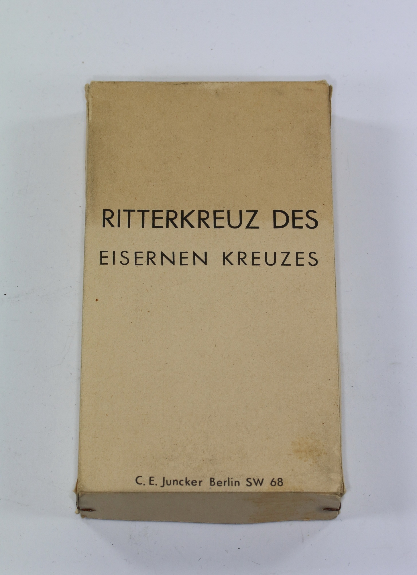 original_umkarton_f_r_das_ritterkreuz_des_eisernen_kreuzes__c Outer Carton for the Knights Cross of the Iron Cross 1939 - C.E. Juncker Berlin SW 68. – Bild 1