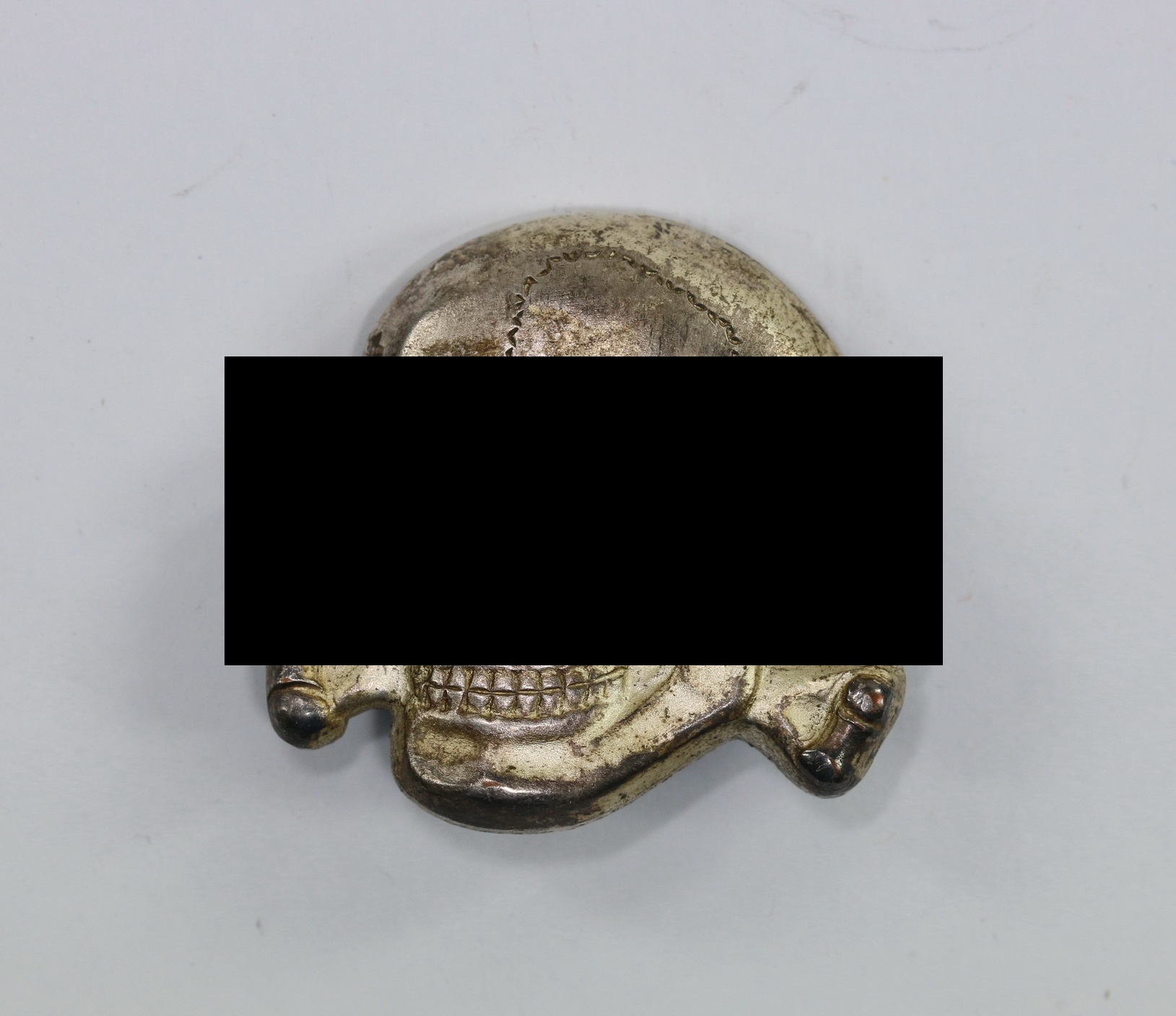 original_waffenss_totenkopf_f_r_die_schirmm_tze_hst_rzm_49941_cupal_1__1 Cupal Skull for the Waffen-SS Peaked Cap. Maker RZM 499/41. – Bild 1