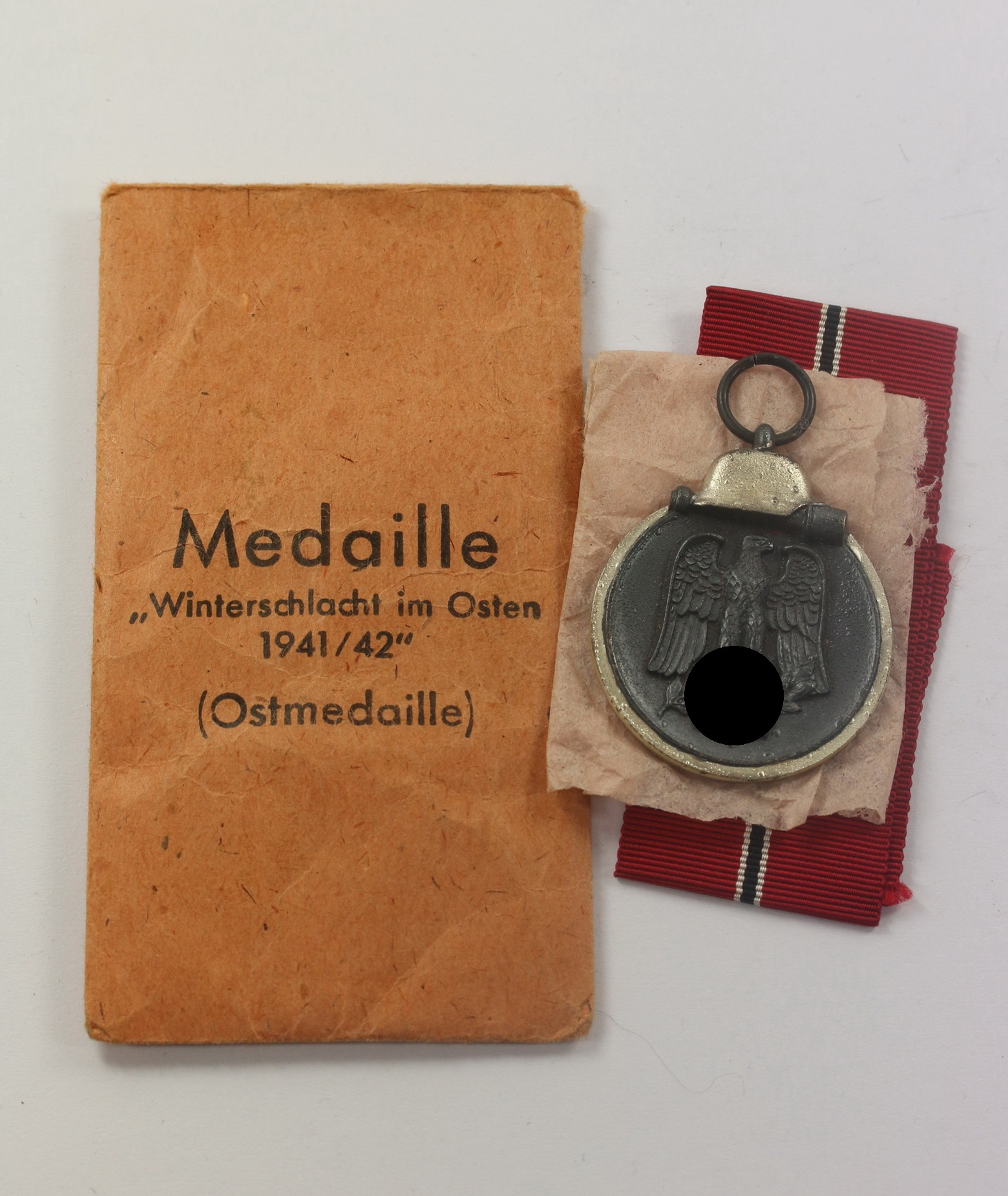 Eastern Front Medal in Envelope. Maker 25, Arbeitsgemeinschaft der Graveur-, Gold- und Silberschmiedeinnungen, Hanau am Main – Bild 1