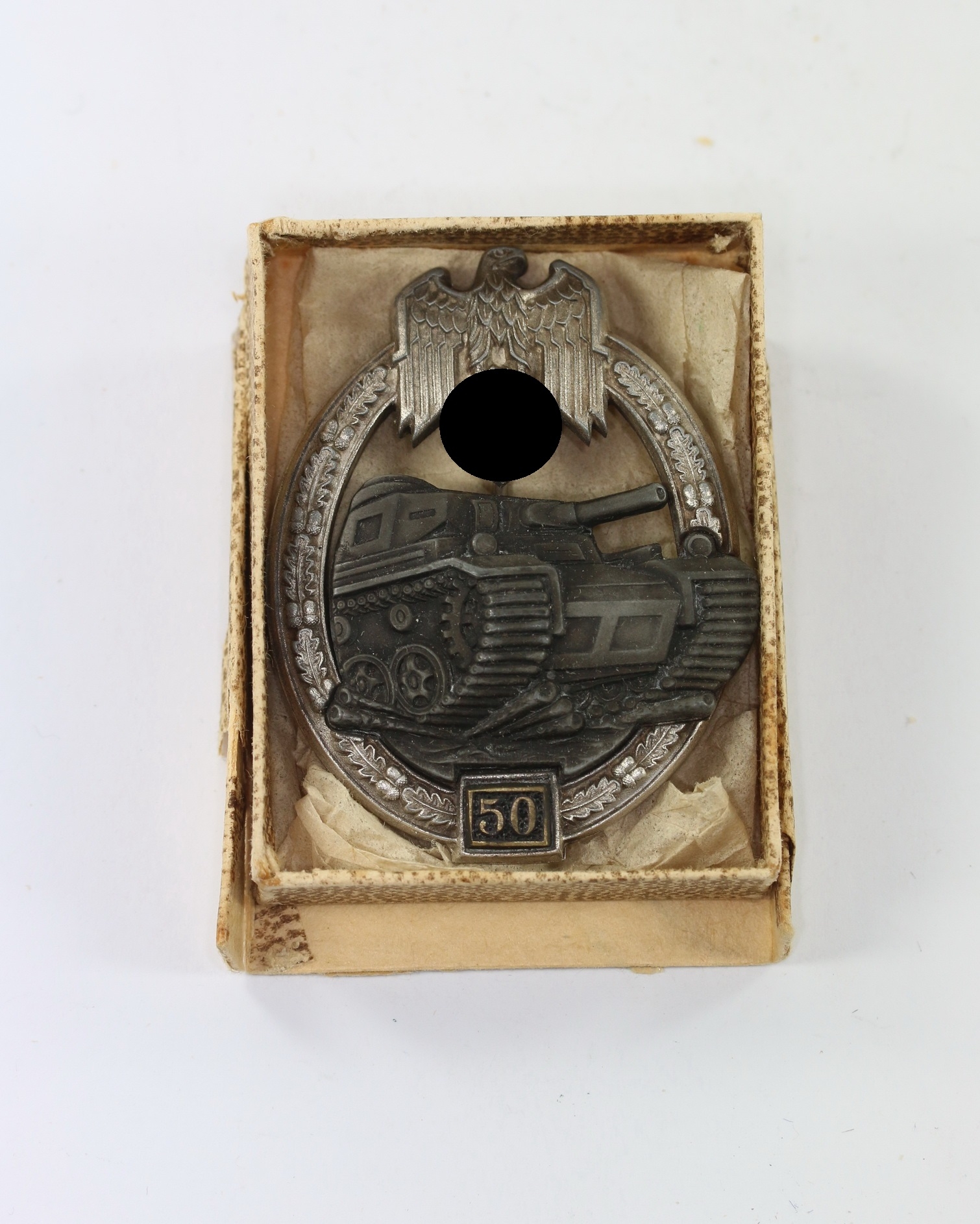panzerkampfabzeichen_in_silber_mit_einsatzzahl_50_hersteller_g Panzerkampfabzeichen in Silber mit Einsatzzahl 50, Hst. G.B., in Verleihungsschachtel – Bild 1