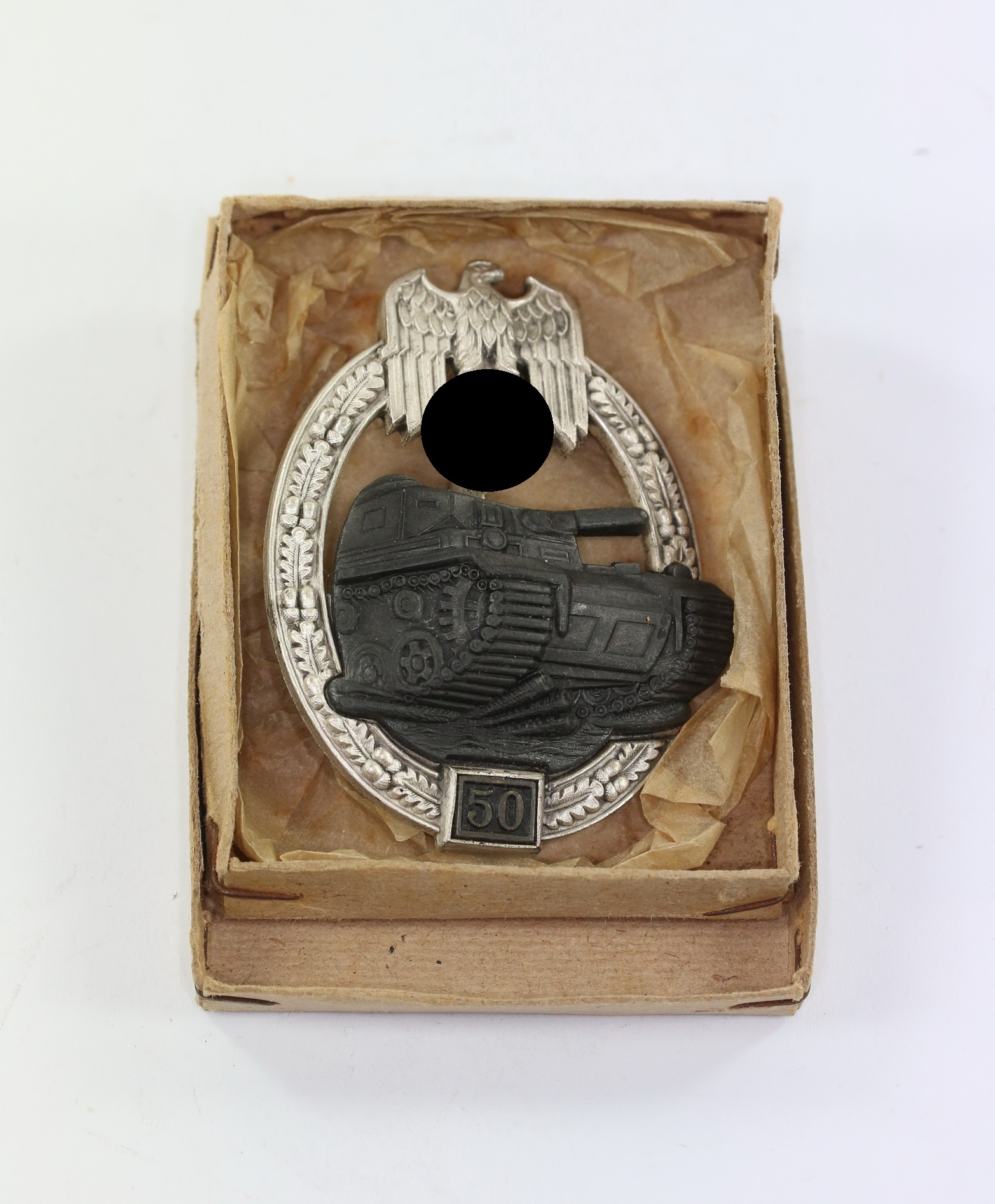 panzerkampfabzeichen_in_silber_mit_einsatzzahl_50_jfs_in_verleihungsschachtel_1__1 Panzerkampfabzeichen in Silber mit Einsatzzahl 50, JFS, in Verleihungsschachtel – Bild 1
