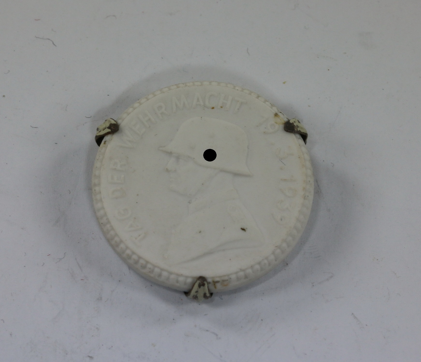 Porzellan Abzeichen, "Tag der Wehrmacht 19.3.1939" – Bild 1