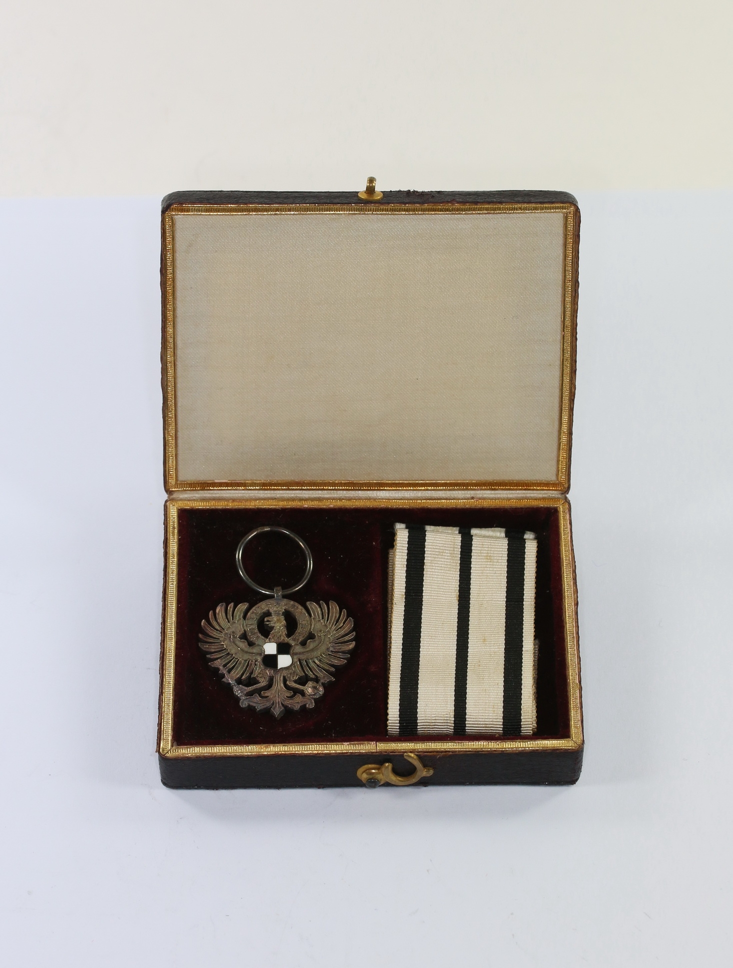 Cased Prussian Hohenzollern House Order of the Eagle. – Bild 1
