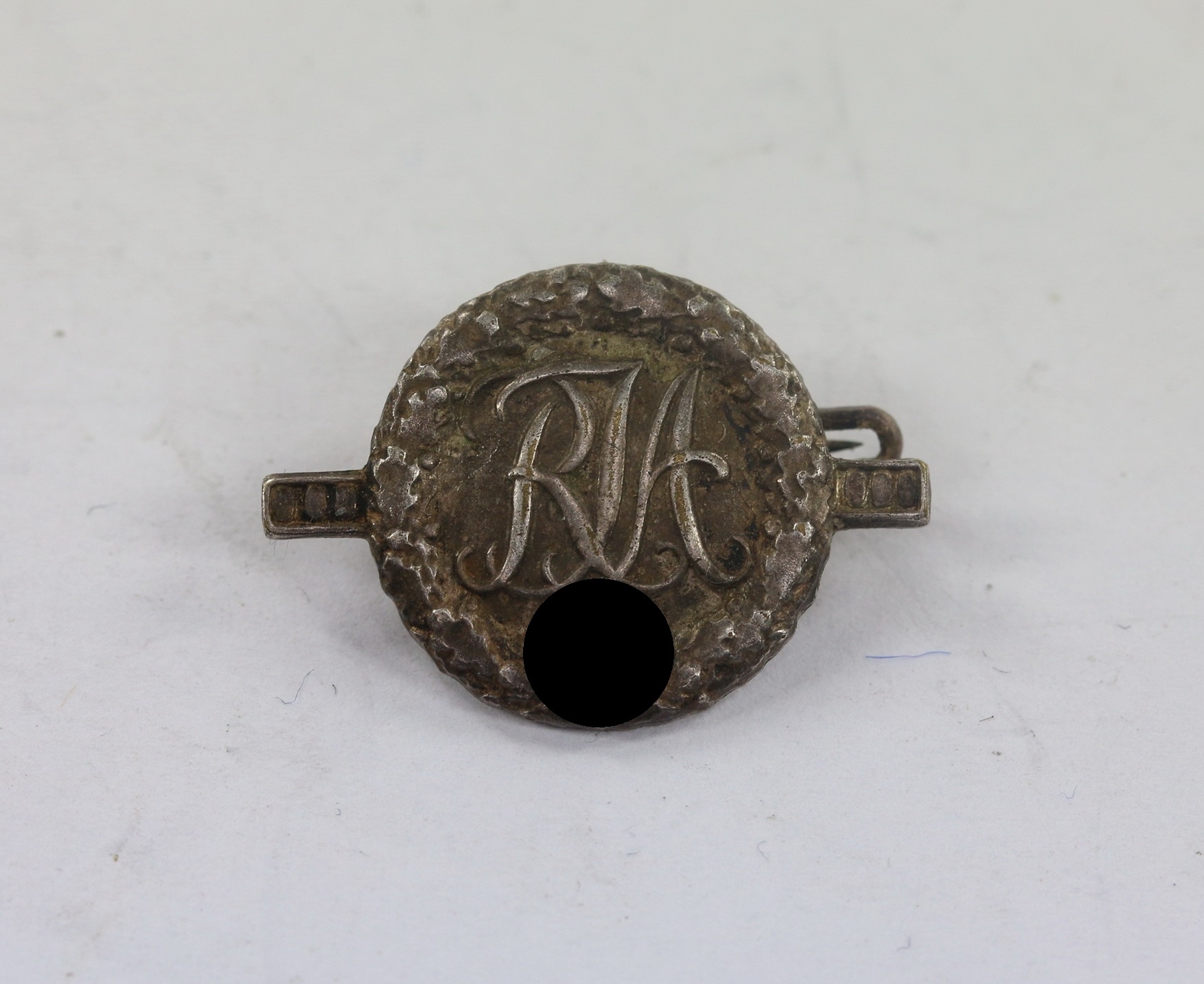 16mm Silver National Youth Sport Badge for Girls "RJA". Maker Wernstein. – Bild 1