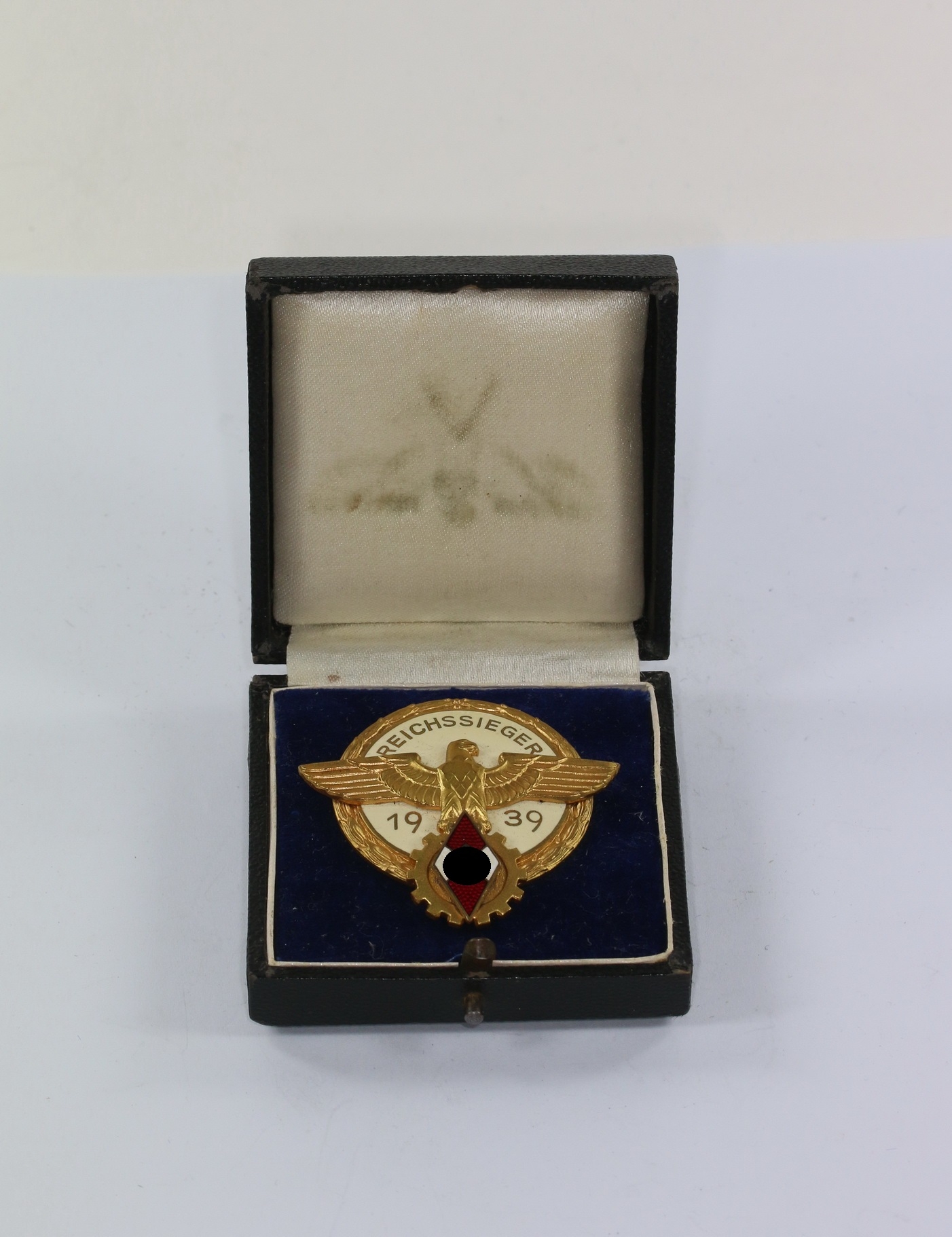 reichssieger_1939_gustav_brehmer_markneukirchen_im_etui_1__1 Cased National Winner in National Trade Competition. Maker Brehmer. – Bild 1