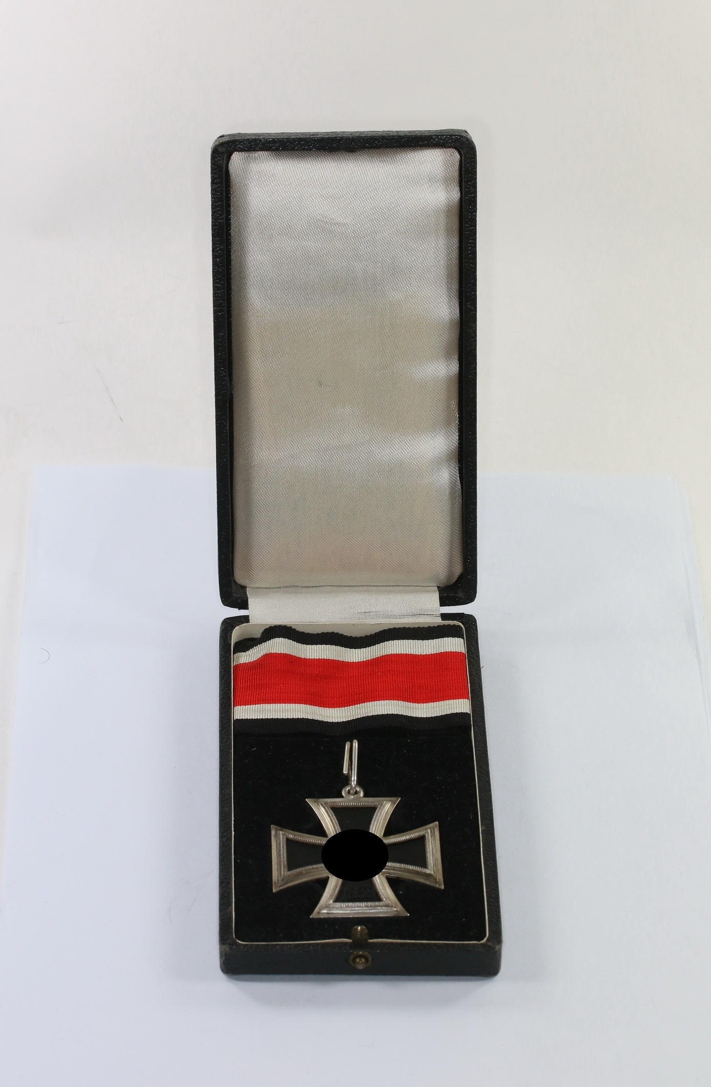 ritterkreuz_des_eisernen_kreuzes_fr_hes_klein_quenzer_im_etui_joachim_genzow_1__1 Cased Knights Cross of the Iron Cross. Type Early Klein & Quenzer (Joachim Genzow). – Bild 1