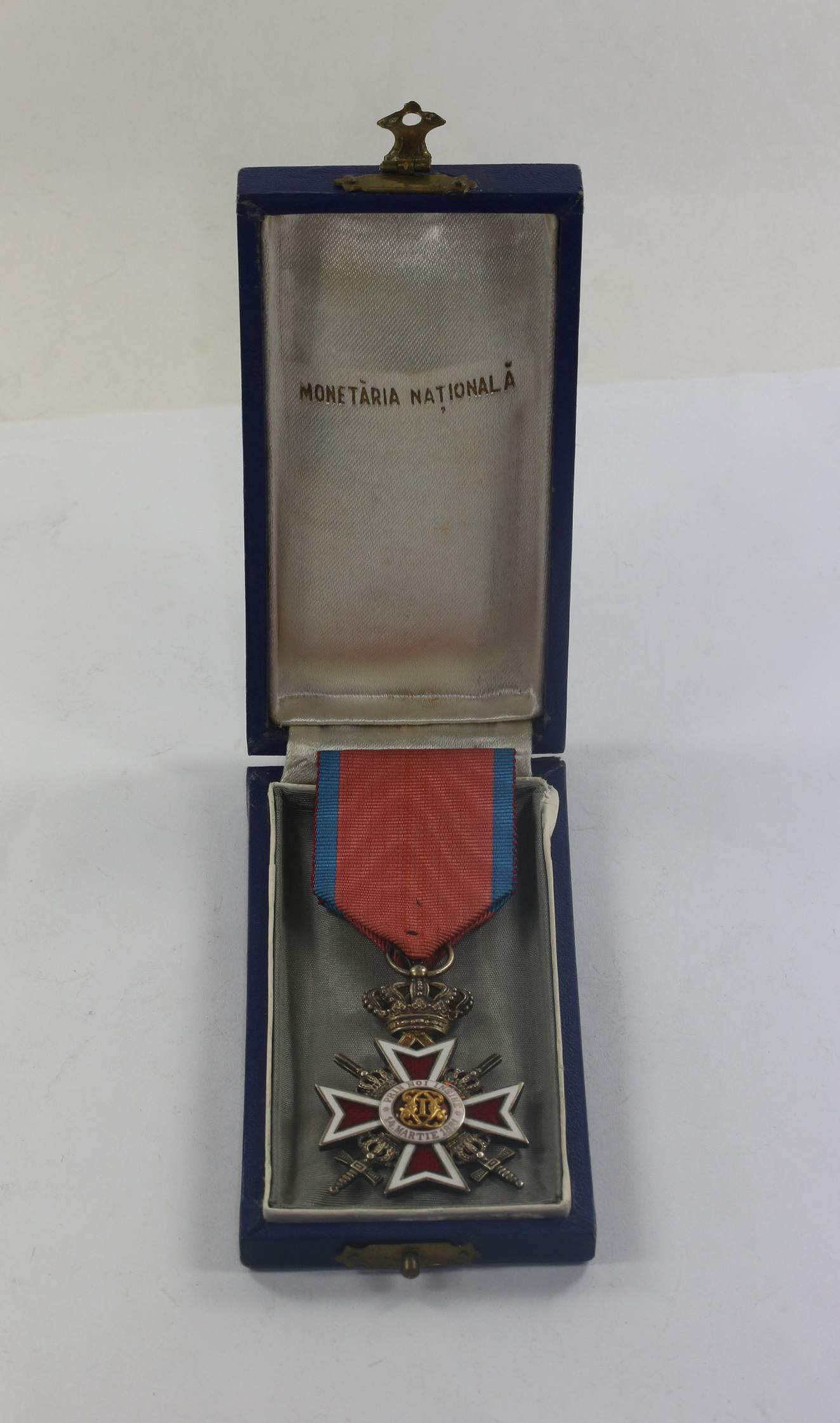 rum_nien_ritterkreuz_des_orden_der_krone_2 Romania, Cased Crown Order Knights Cross, 2. Pattern with Swords – Bild 1