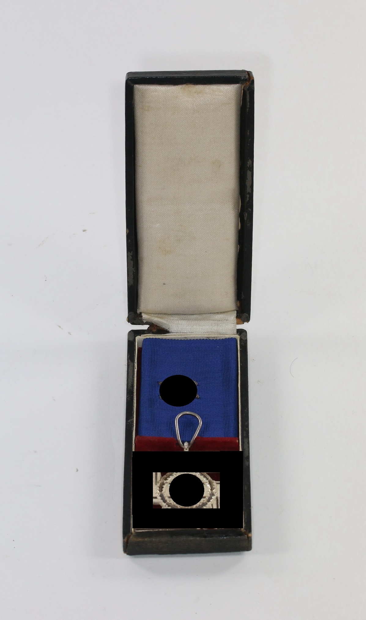 ss_dienstauszeichnung_fuer_12_jahre_silber_im_etui_1__1 SS Dienstauszeichnung 2. Stufe in Silber (12 Jahre), im Etui – Bild 1