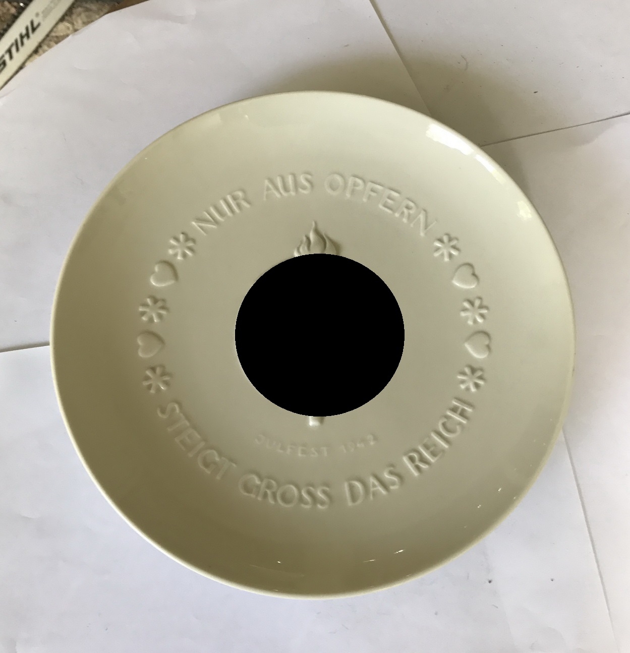 ssporzellanmanufaktur_allach_teller_julfest_1942_nur_aus_opfern_steigt_gro_das_reich_1__1 SS-Porzellanmanufaktur Allach, Teller "Julfest 1942 Nur aus Opfern steigt groß das Reich" – Bild 1