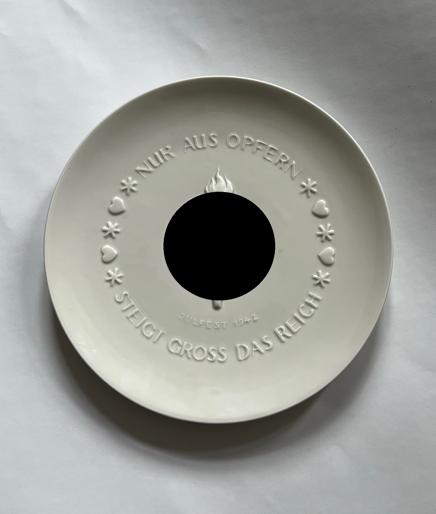 ssporzellanmanufaktur_allach_teller_julfest_1942_nur_aus_opfern_steigt_gro_das_reich_1__3 SS-Porzellanmanufaktur Allach, Teller "Julfest 1942 Nur aus Opfern steigt groß das Reich" – Bild 1