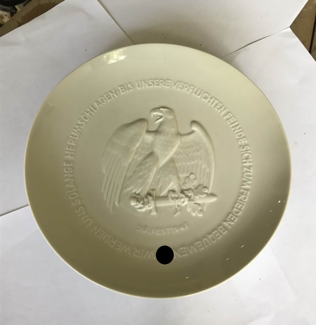 SS Porcelain Plate "Julfest 1943 Wir werden uns solange herumschlagen bis unsere verfluchten Feinde sich zum Frieden Bequemen". Maker Allach. – Bild 1