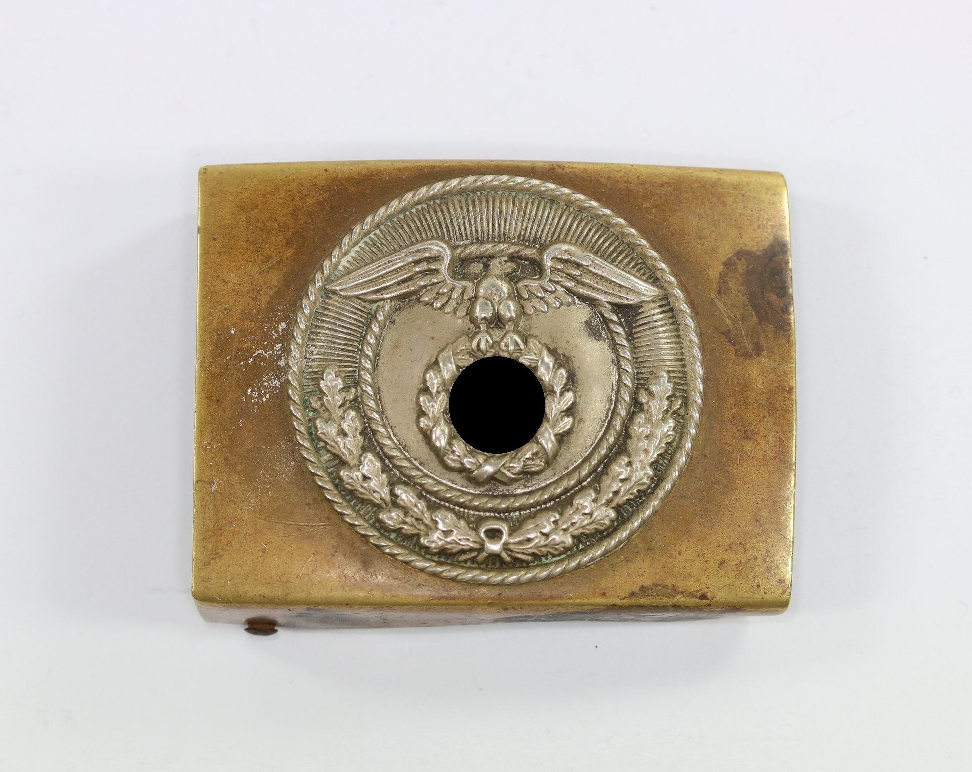 sturm_abteilung_sa_koppelschloss_mit_auf_der_spitze_stehendem_hakenkreuz_1__1_1 Sturm Abteilung (SA), Koppelschloss, mit auf der Spitze stehendem Hakenkreuz – Bild 1