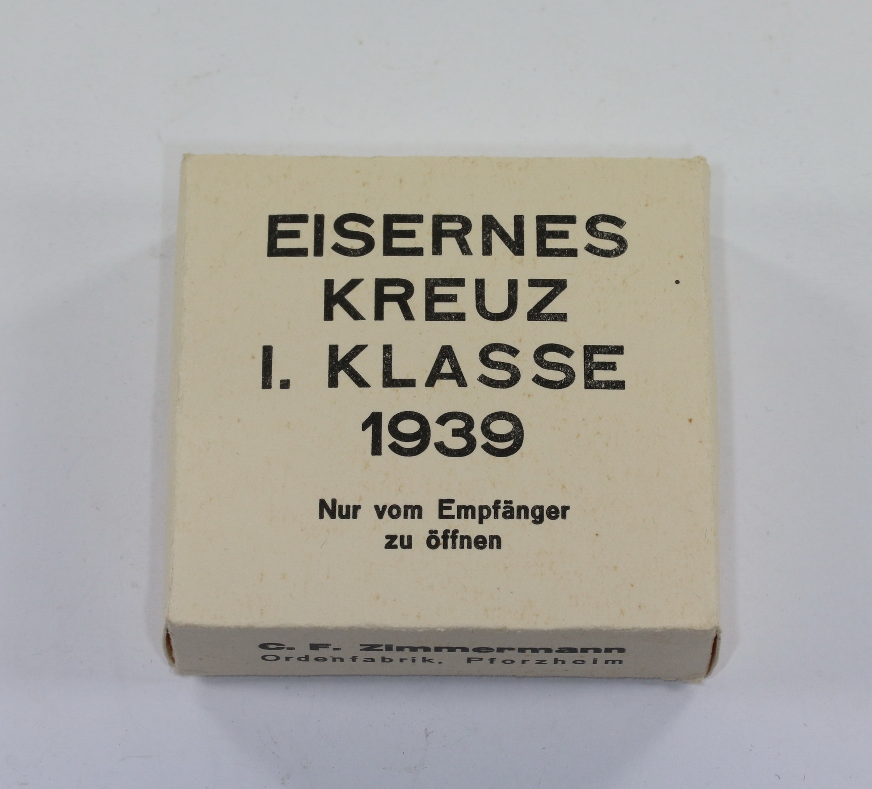 umkarton_eisernes_kreuz_1 Outer Carton for the Iron Cross 1st Class 1939, C.F. Zimmermann Ordensfabrik, Pforzheim – Bild 1