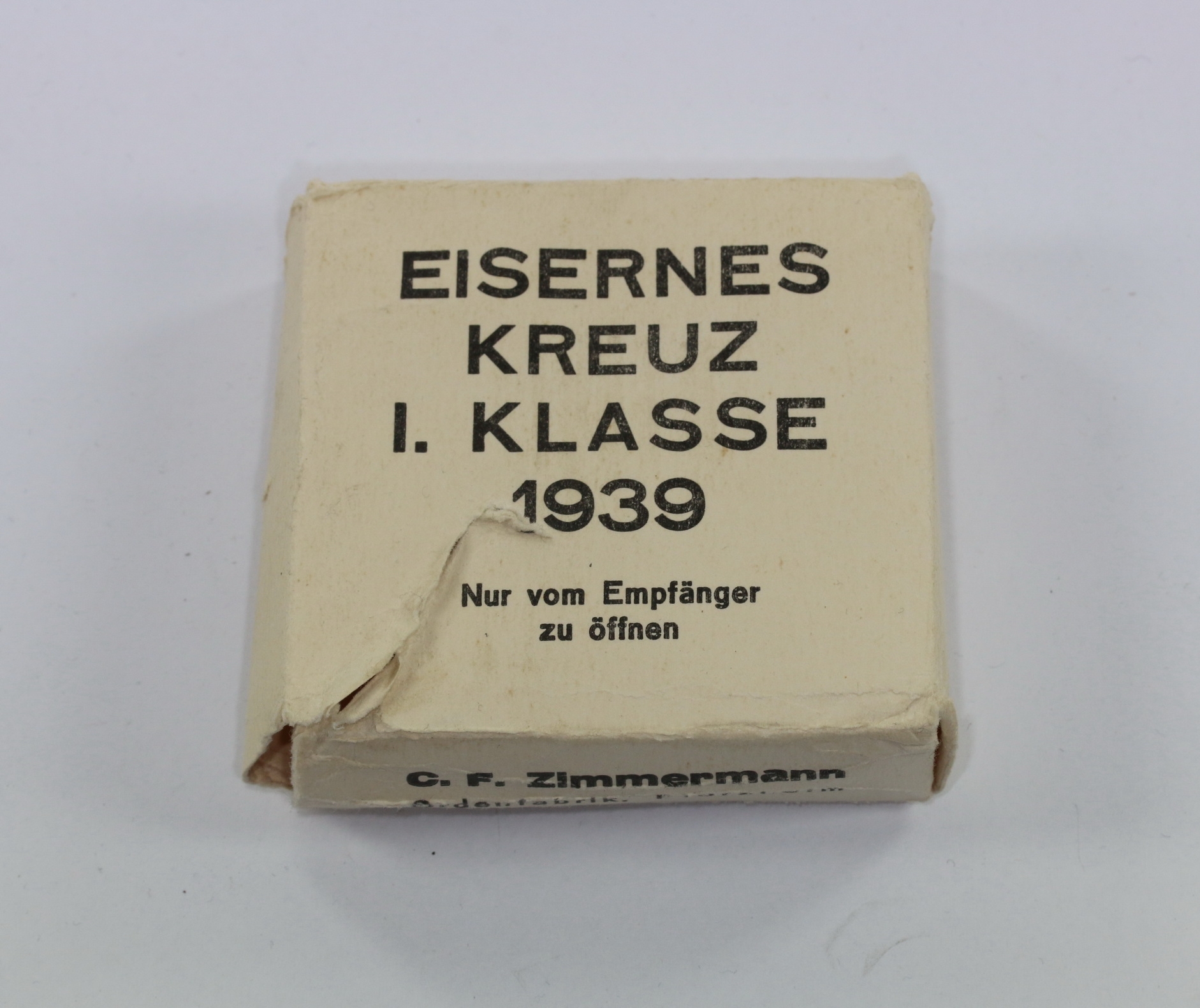umkarton_eisernes_kreuz_1 Outer Carton for the Iron Cross 1st Class 1939, C.F. Zimmermann Ordensfabrik, Pforzheim – Bild 1