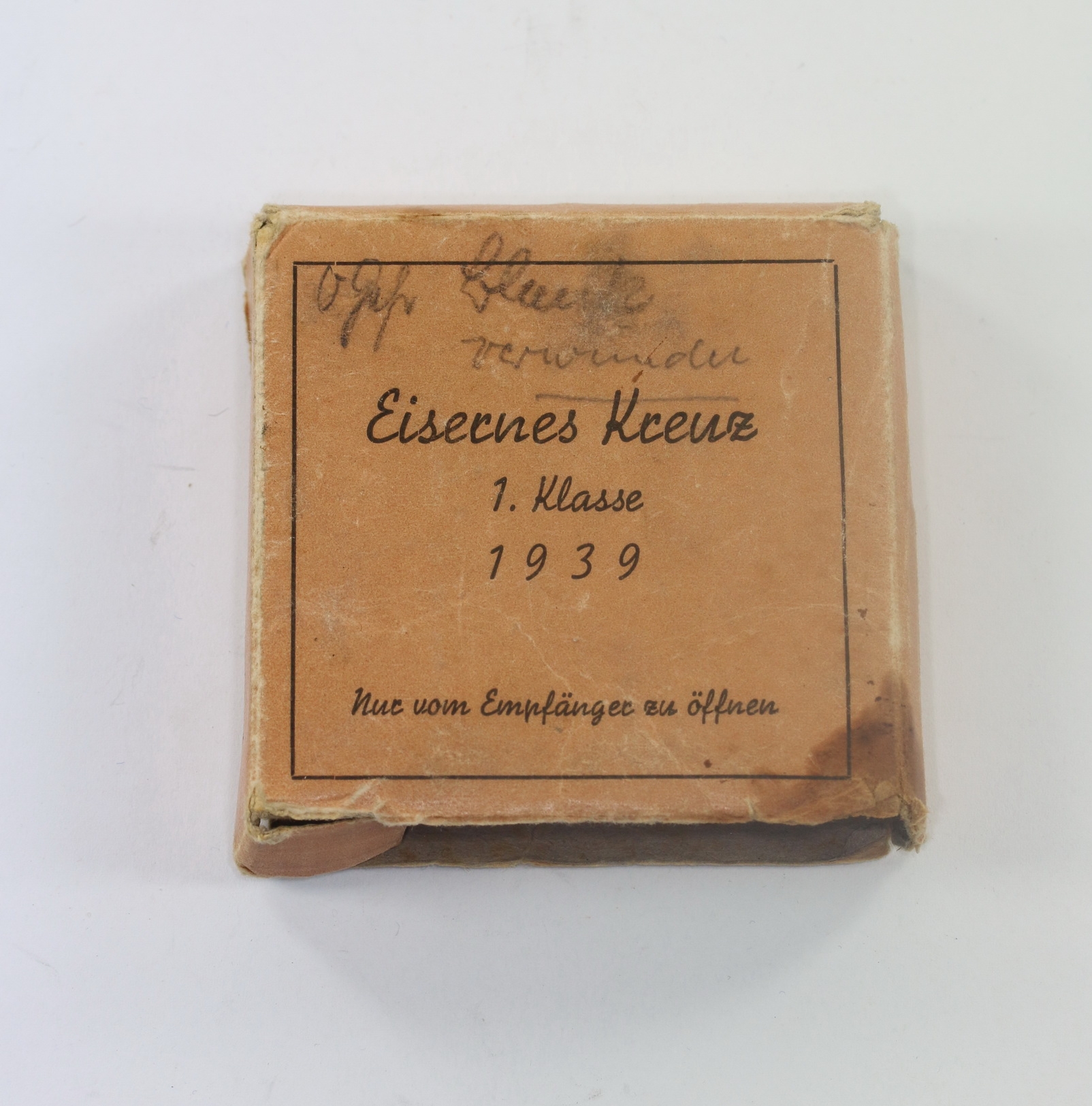 umkarton_eisernes_kreuz_1 Outer Carton for the Iron Cross 1st Class 1939, Fritz Zimmermann, Stuttgart - Nur vom Empfänger zu öffnen – Bild 1