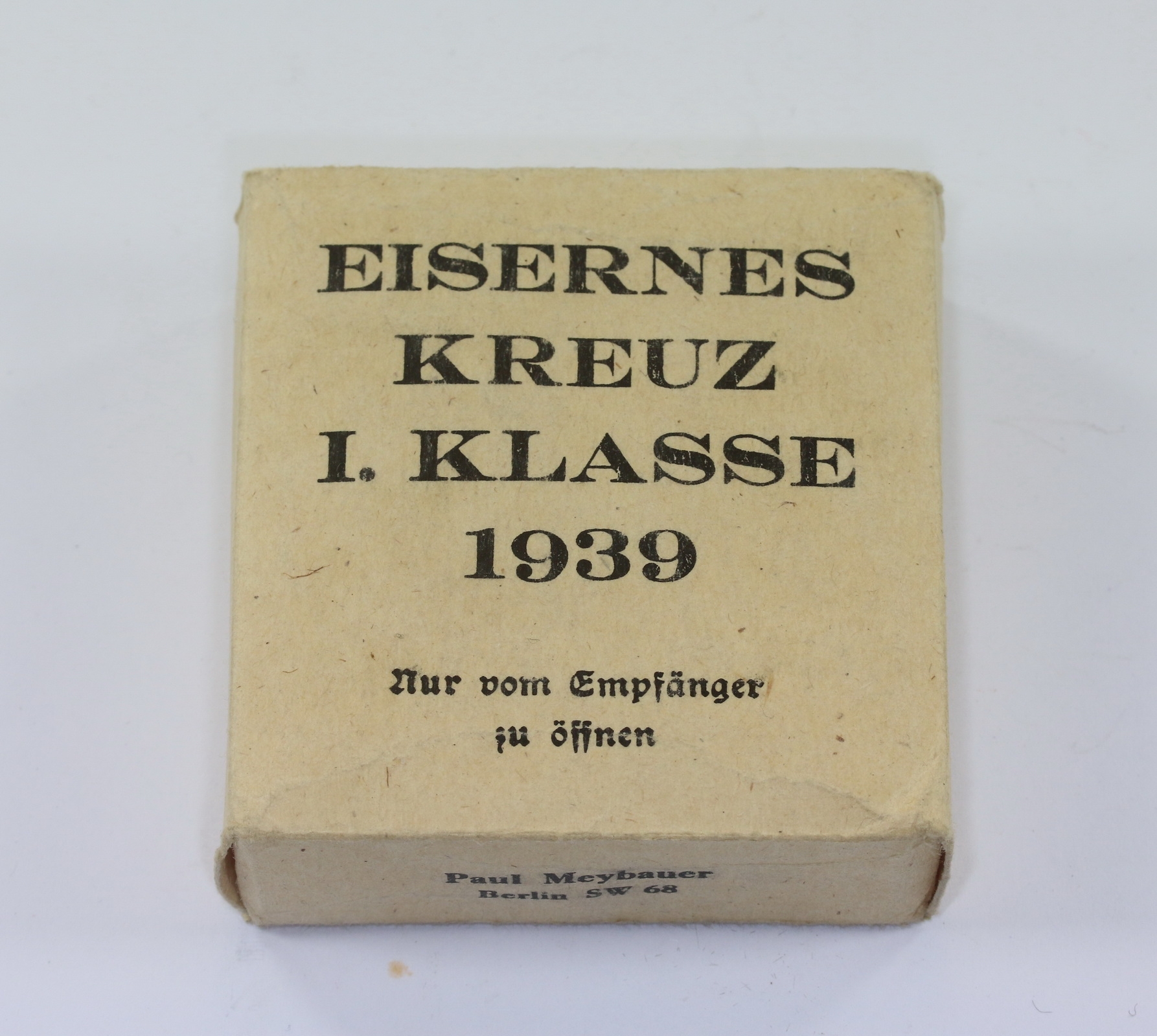 umkarton_eisernes_kreuz_1 Outer Carton for the Iron Cross 1st Class 1939. Paul Meybauer. (White). – Bild 1