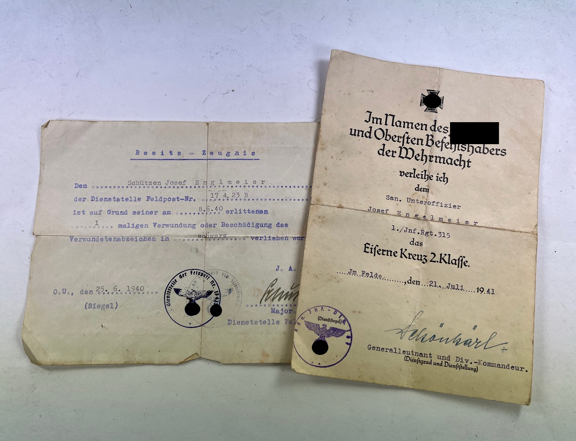 Urkunden Eisernes Kreuz 2. Klasse 1939 + Besitzzeugnis Verwundetenabzeichen 1939 in Schwarz eines Sanitäters – Bild 1