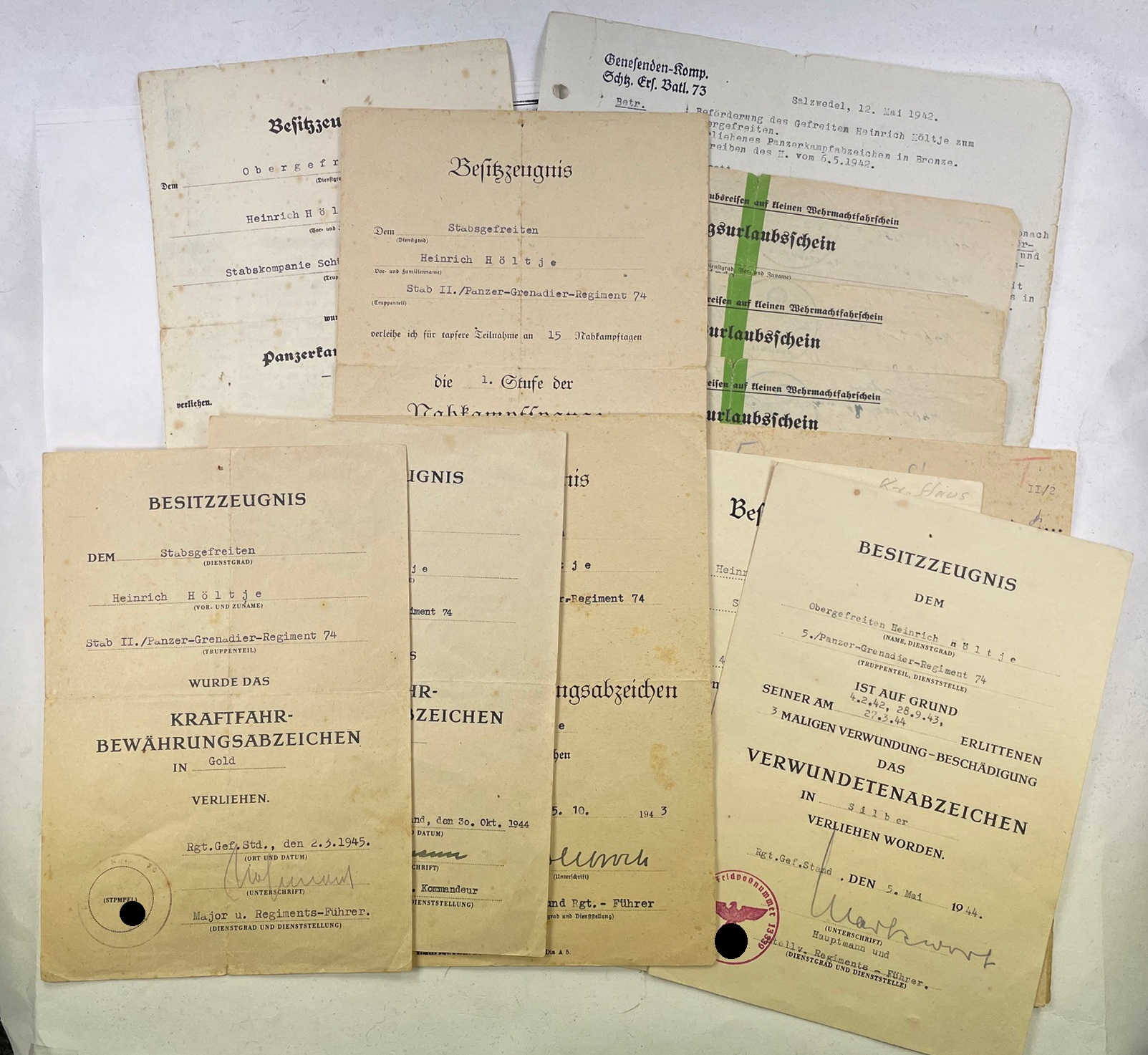 Urkundengruppe Panzergrenadier (Mannschaft) u.a. Kraftfahrerbewährungsabzeichen bronze, silber, gold und Nahkampfspange 1945 (Schlesien) – Bild 1