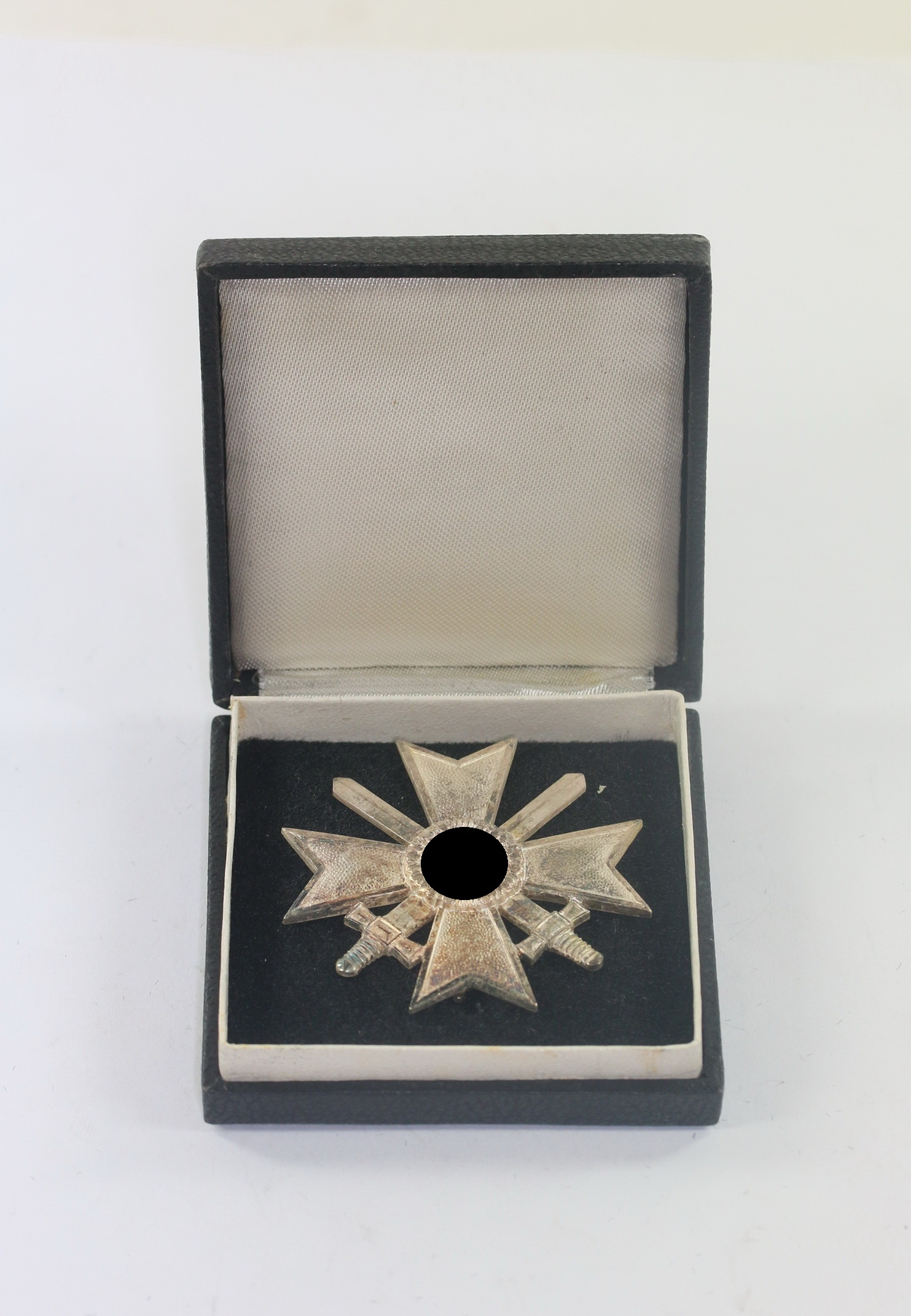 verkauf_kriegsverdienstkreuz_1 Kriegsverdienstkreuz 1. Klasse mit Schwertern, Hst. 1 (Deschler & Sohn, München), im Etui – Bild 1