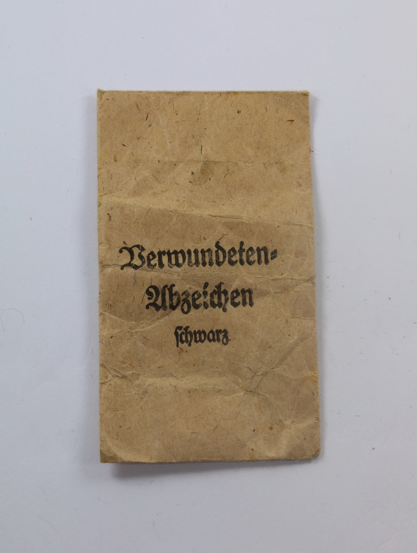 verleihungst_te_verwundetenabzeichen_in_schwarz_verleihungst_te_karl_poellath_abzeichenfabrik_schrobenhausen_obb_1__4nd Verleihungstüte Verwundetenabzeichen in Schwarz, Verleihungstüte Karl Poellath Abzeichenfabrik Schrobenhausen /Obb – Bild 1