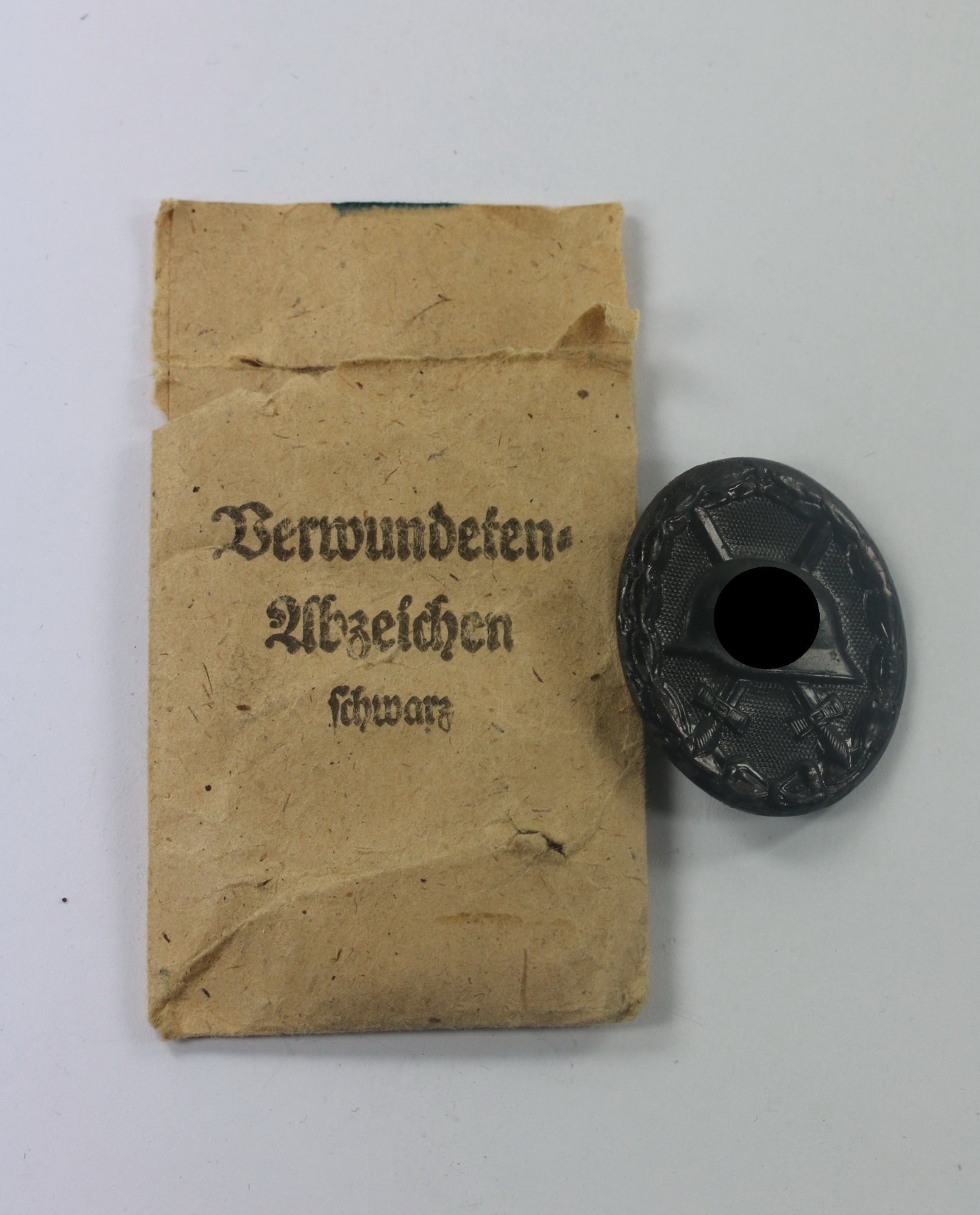 verwundetenabzeichen_in_schwarz_1939_hst Black Wound Badge 1939 in Envelope. Maker 32, W. Hobachter, Wien 107 – Bild 1