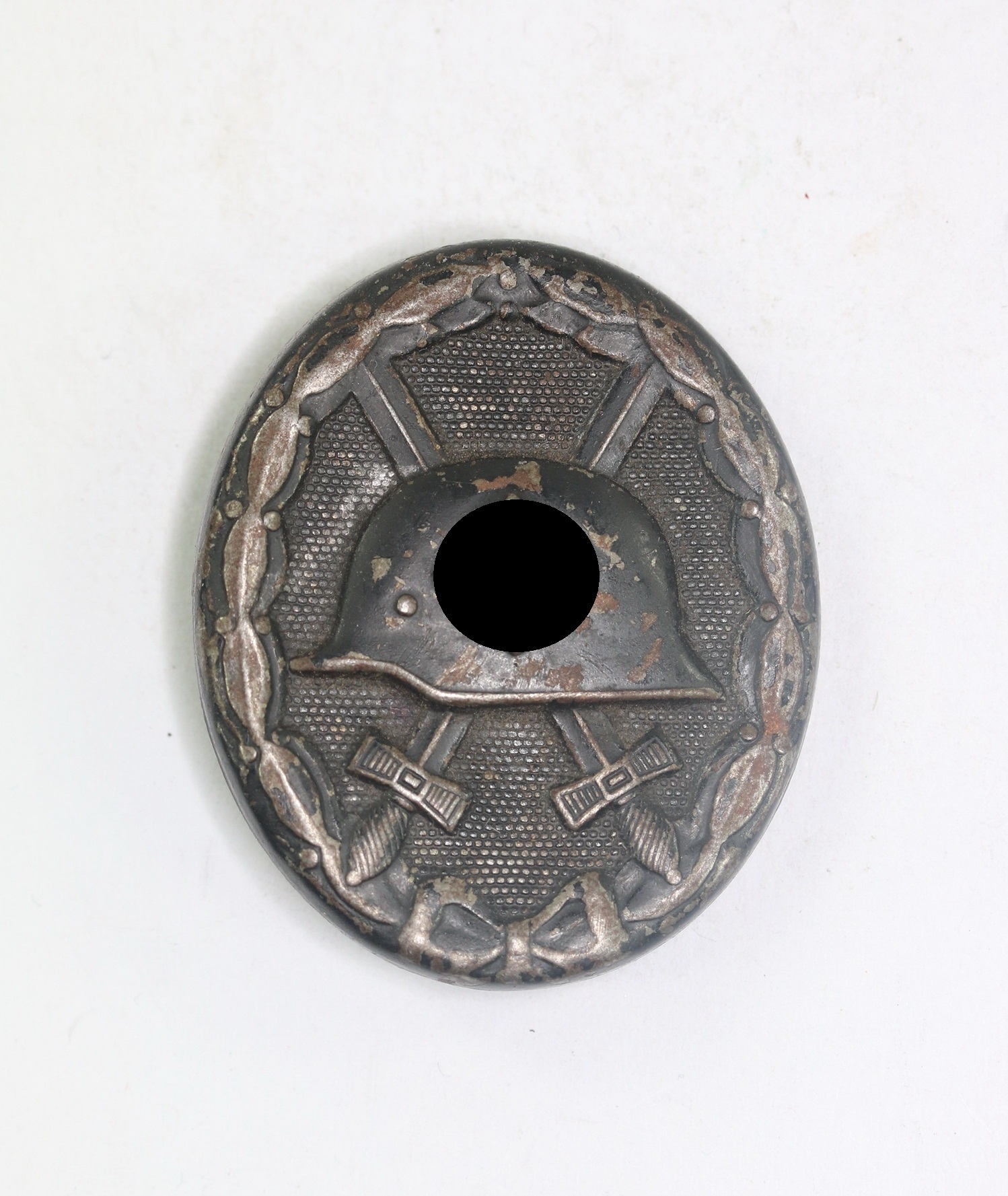 Black Wound Badge. Maker 81 (Overhoff & Cie., Lüdenscheid), auf der Nadel (!) – Bild 1