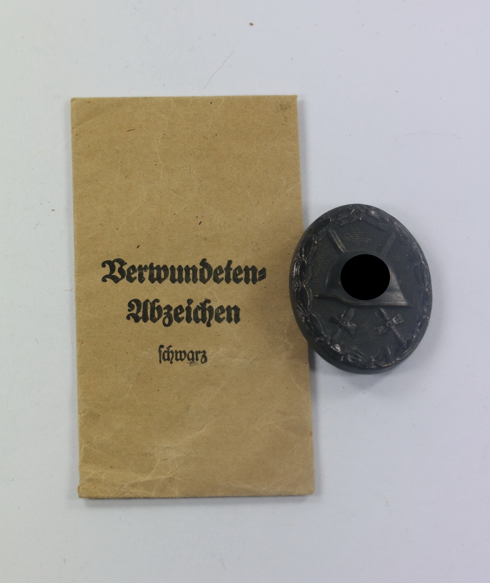 Verwundetenabzeichen in Schwarz 1939, in Verleihungstüte Carl Poellath, Abzeichenfabrik, Schrobenhausen/Obb. – Bild 1
