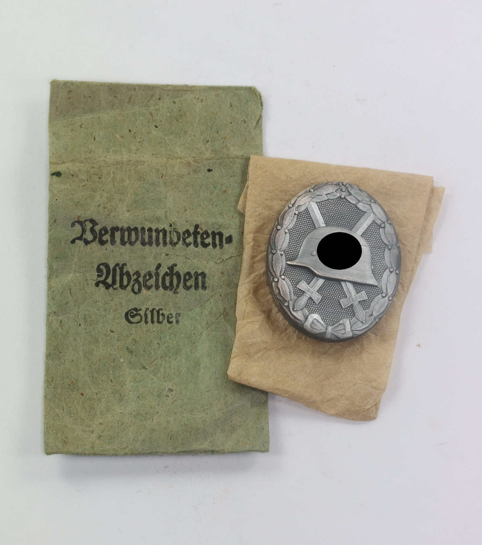 Verwundetenabzeichen in Silber 1939, Hst. 30, in Verleihungstüte Hauptmünzamt Wien 40 – Bild 1