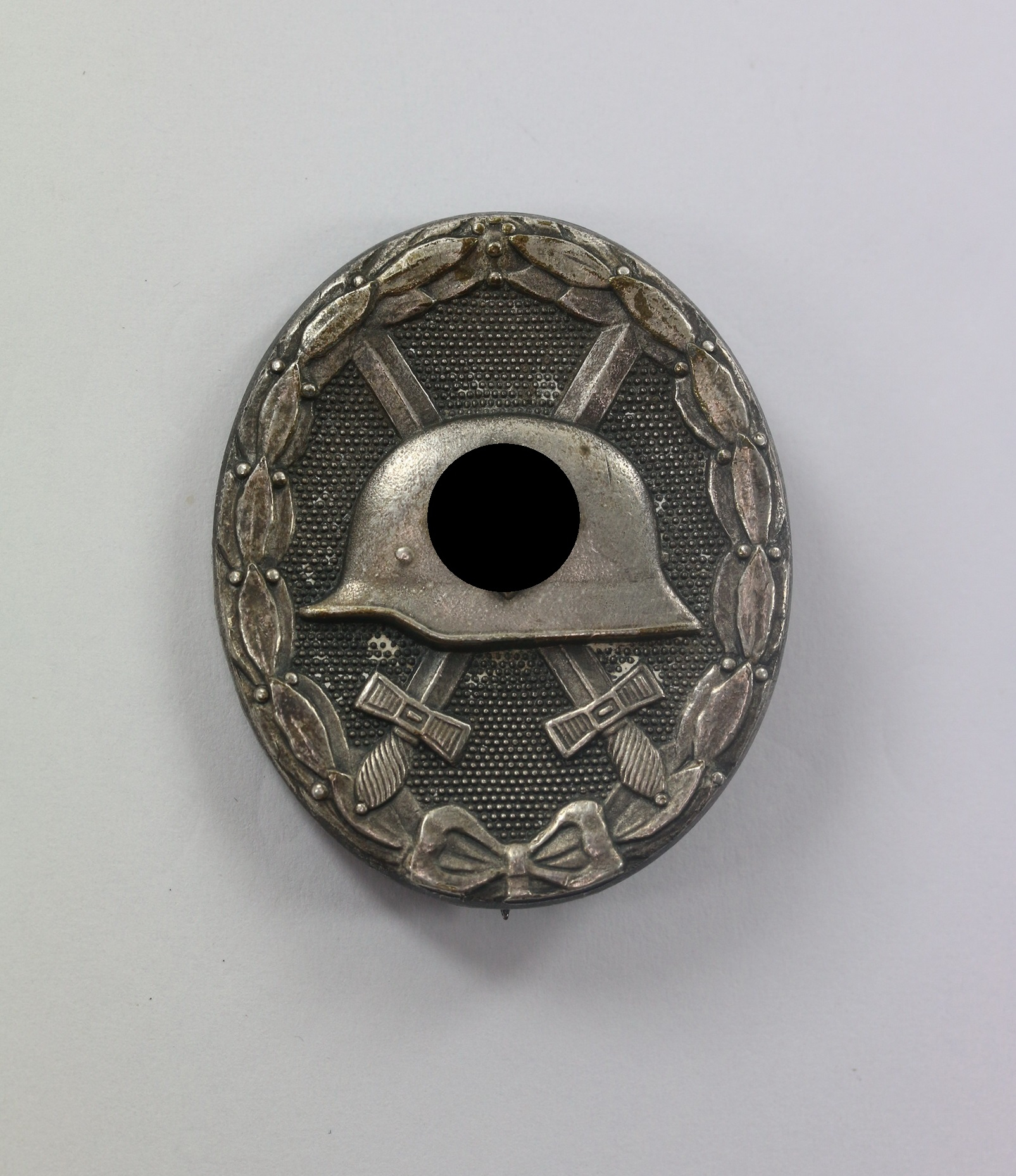 Verwundetenabzeichen in Silber 1939, Hst. L/12 (C.E. Juncker, Berlin) – Bild 1