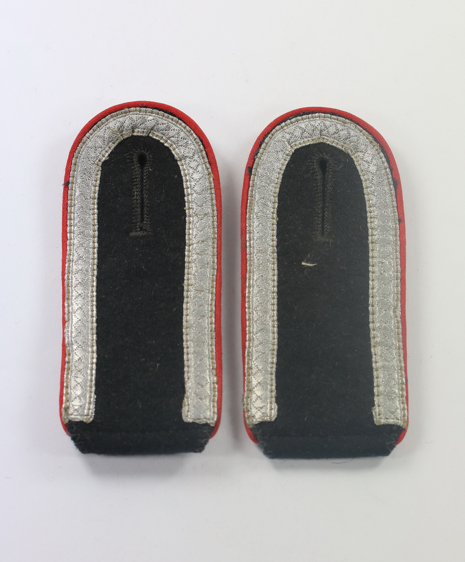 Waffen SS, Pair of Black Shoulder Straps for Enlisted with Artillery.  – Bild 1