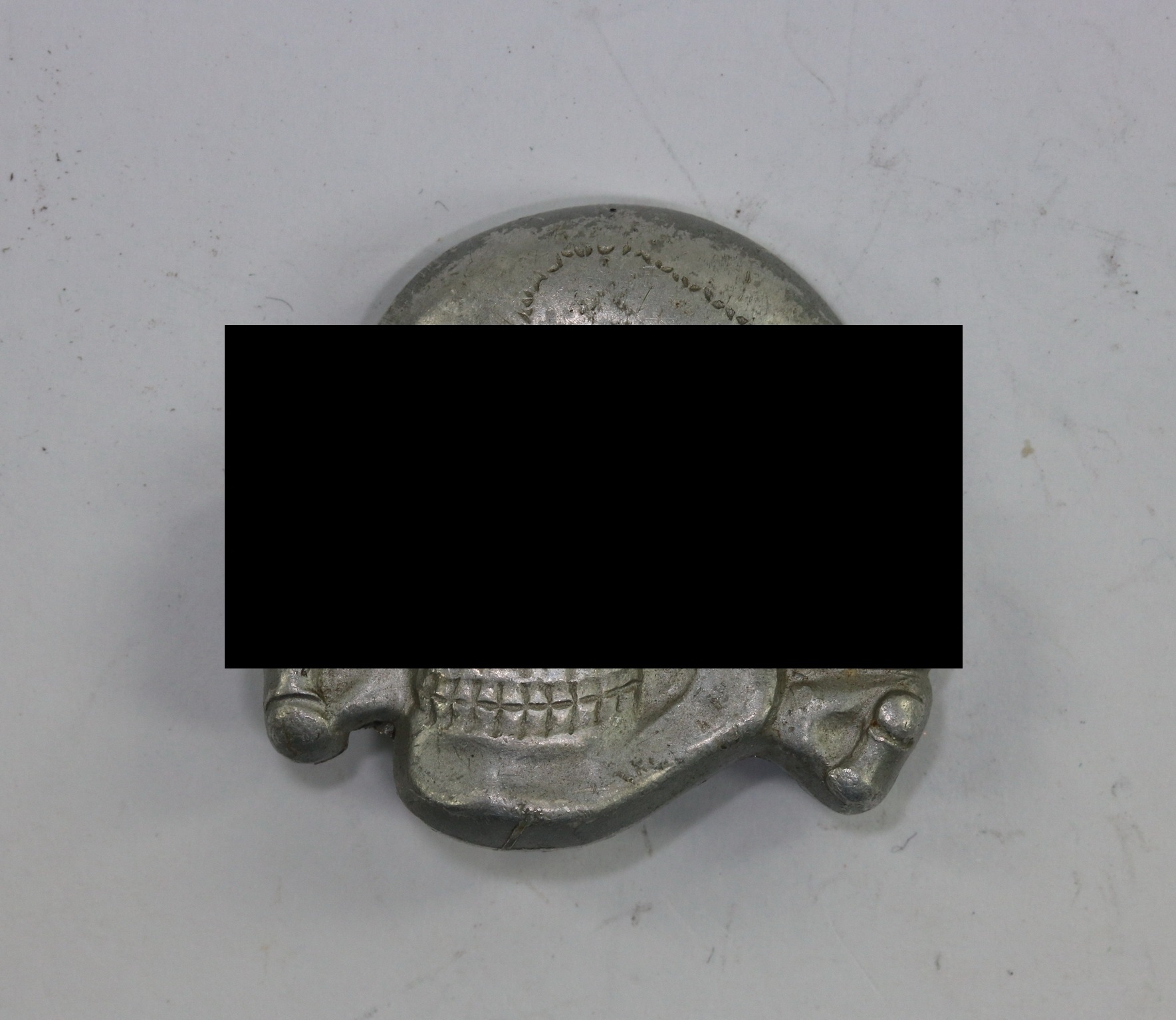 Waffen-SS, Totenkopf für die Schirmmütze, Hst, RZM 499/41, Aluminium – Bild 1