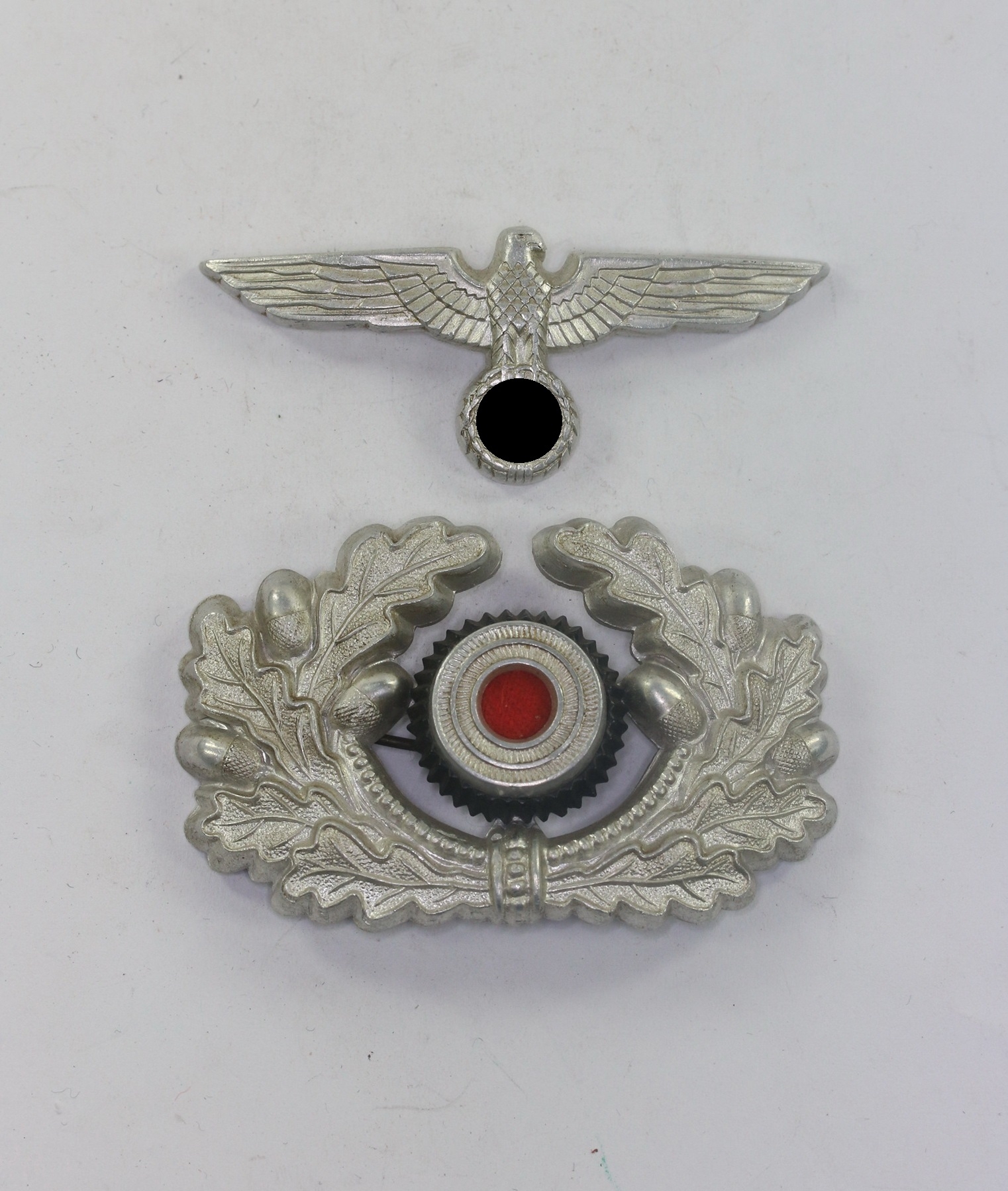 Wehrmacht Heer, Hoheitsadler und Eichenlaubkranz mit Kokarde für die Offiziersschirmmütze – Bild 1