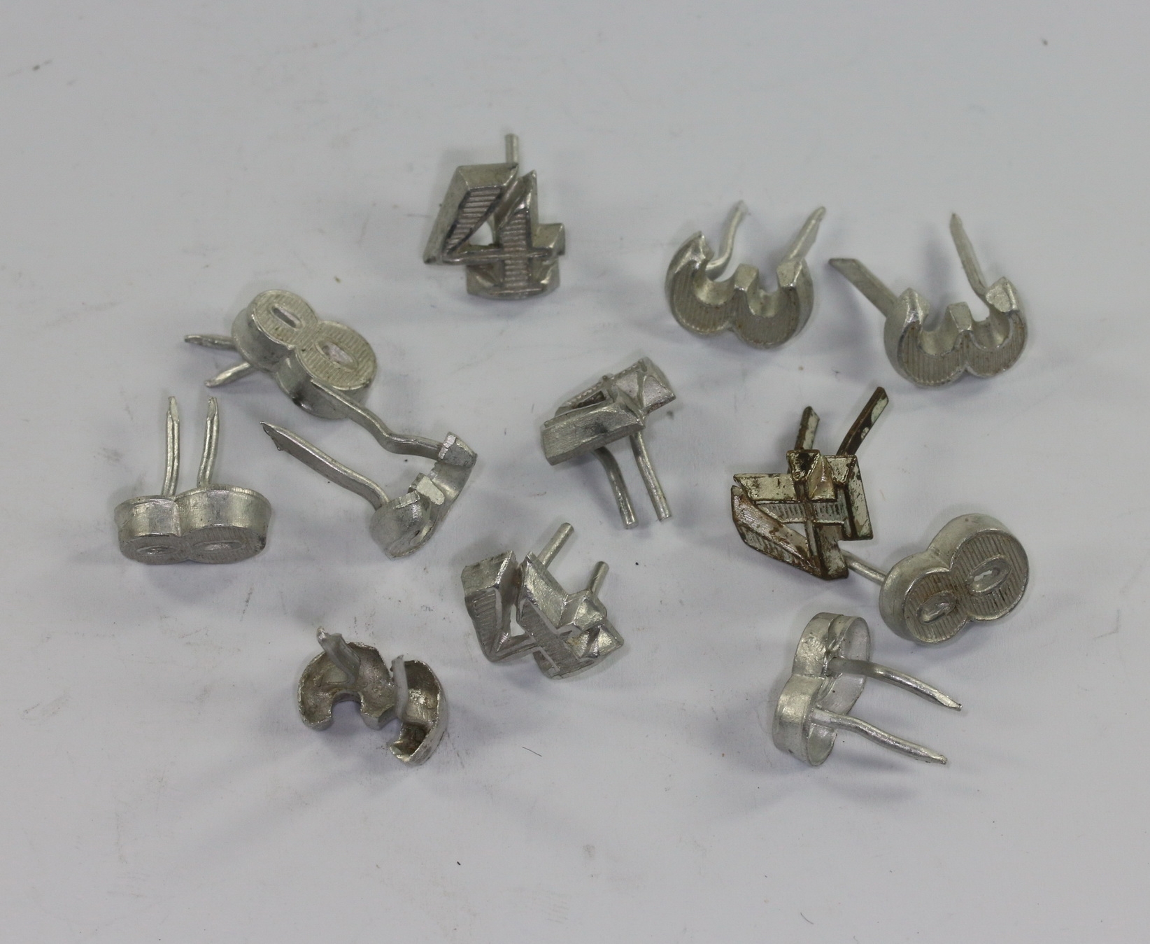 wehrmacht_heer_lot_ziffern_auflagen_f_r_schulterklappen Job Lot Metal Number Devices for Army Shoulder Boards. – Bild 1