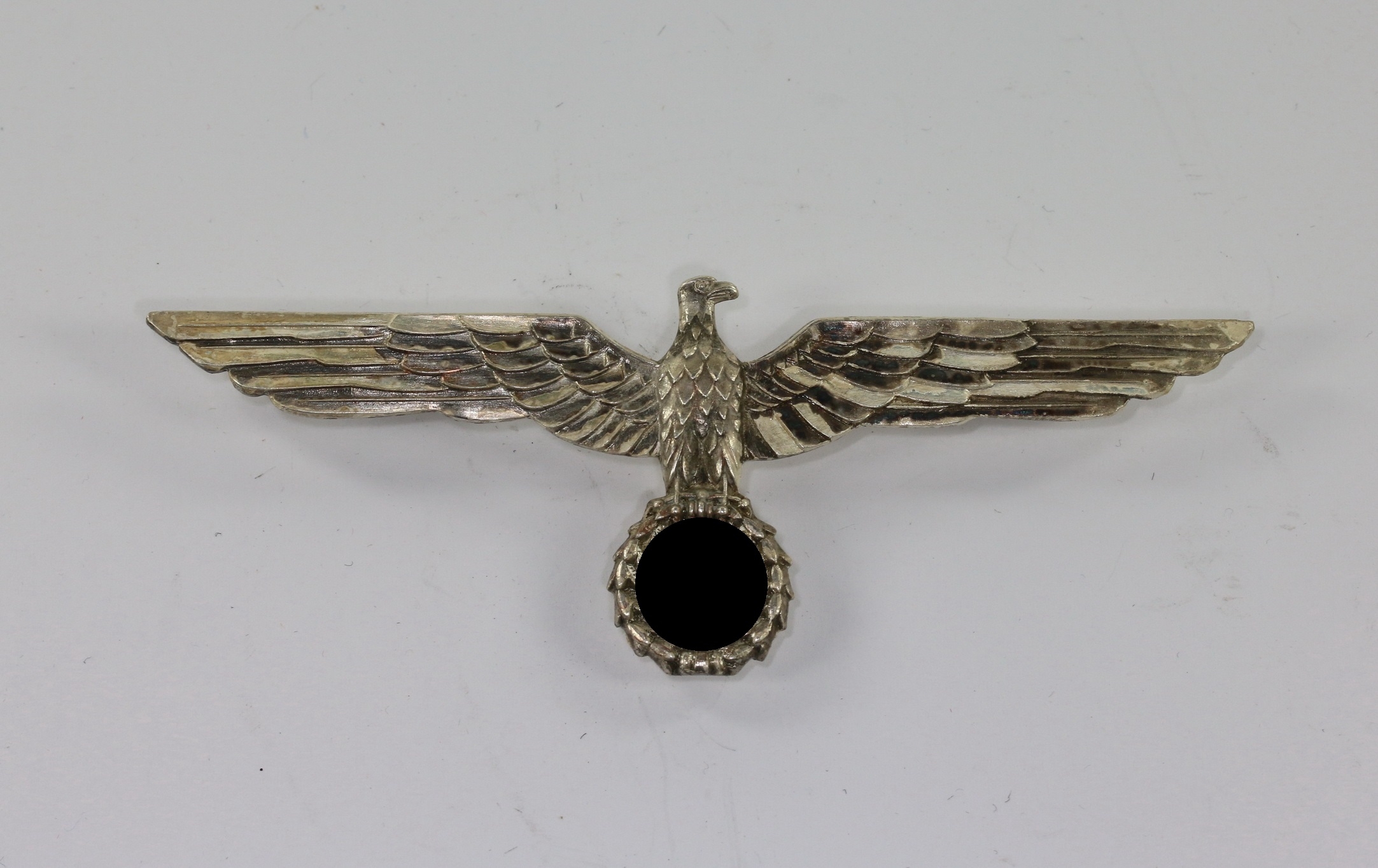 Wehrmacht Heer, Metall Brustadler für die weiße Sommerjacke der Offiziere – Bild 1