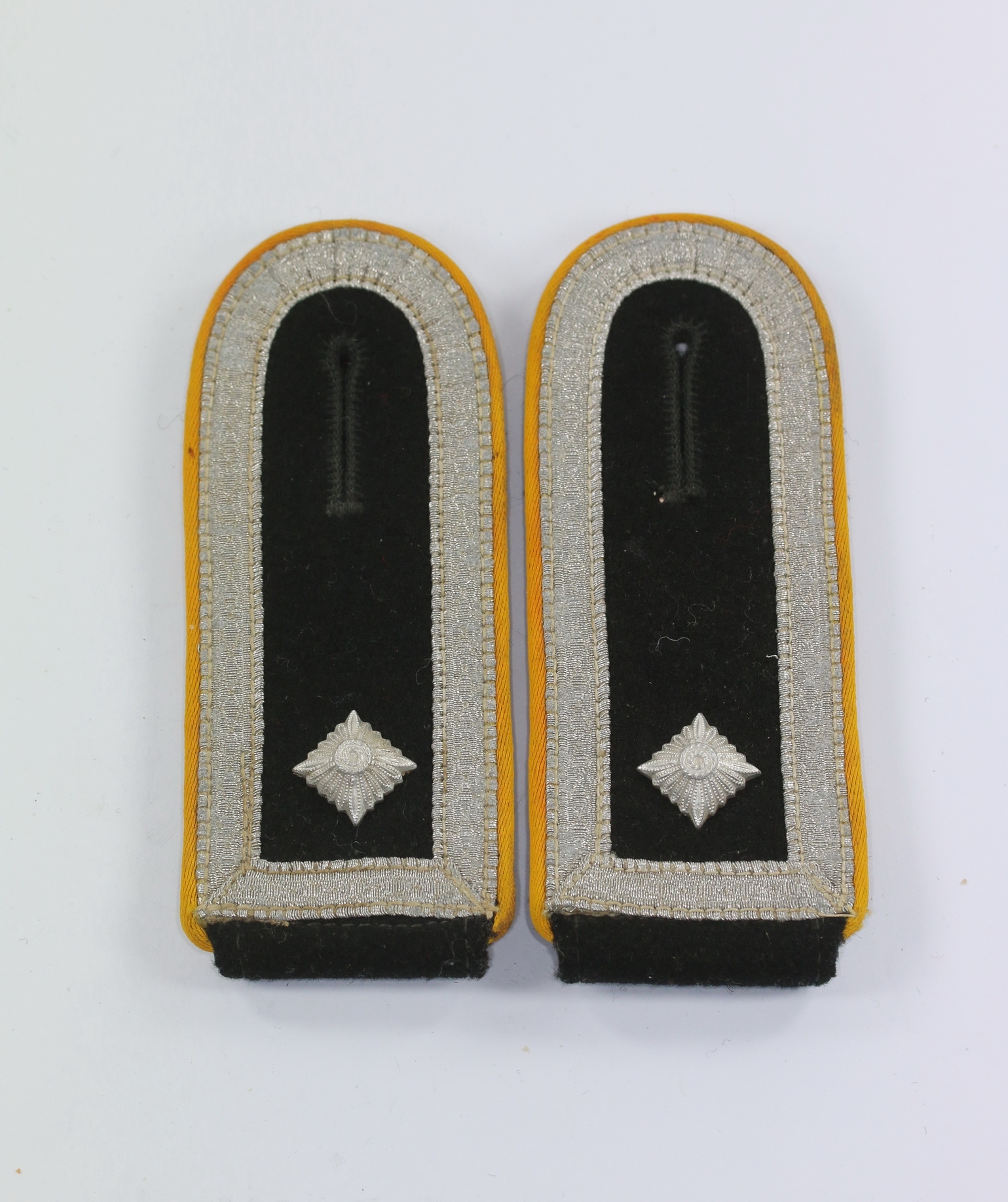 Pair of Shoulder Straps for a Feldwebel with Panzeraufklärer. – Bild 1