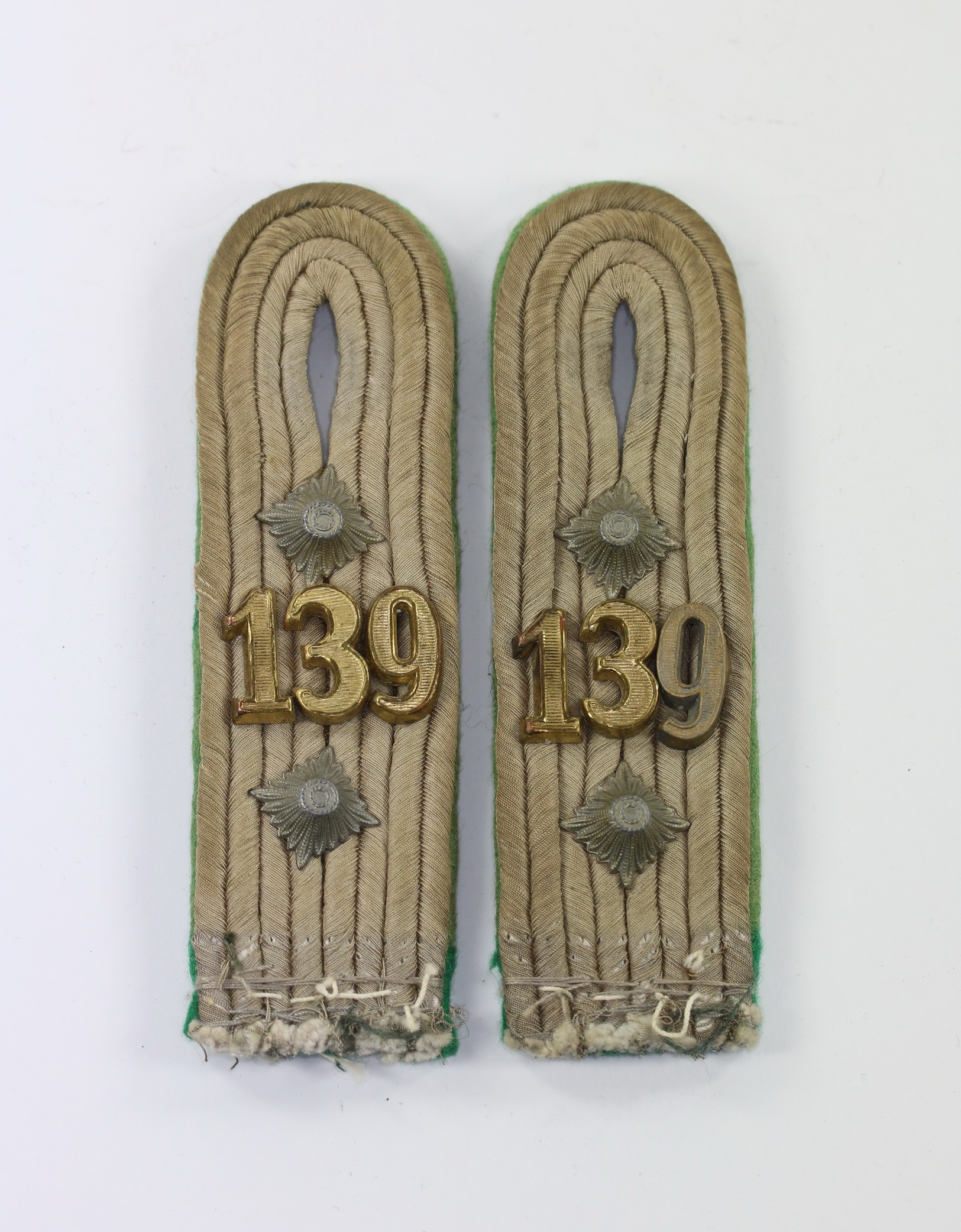 Pair of Shoulder Boards for a Hauptmann with Gebirgsjäger Regiment 139 – Bild 1